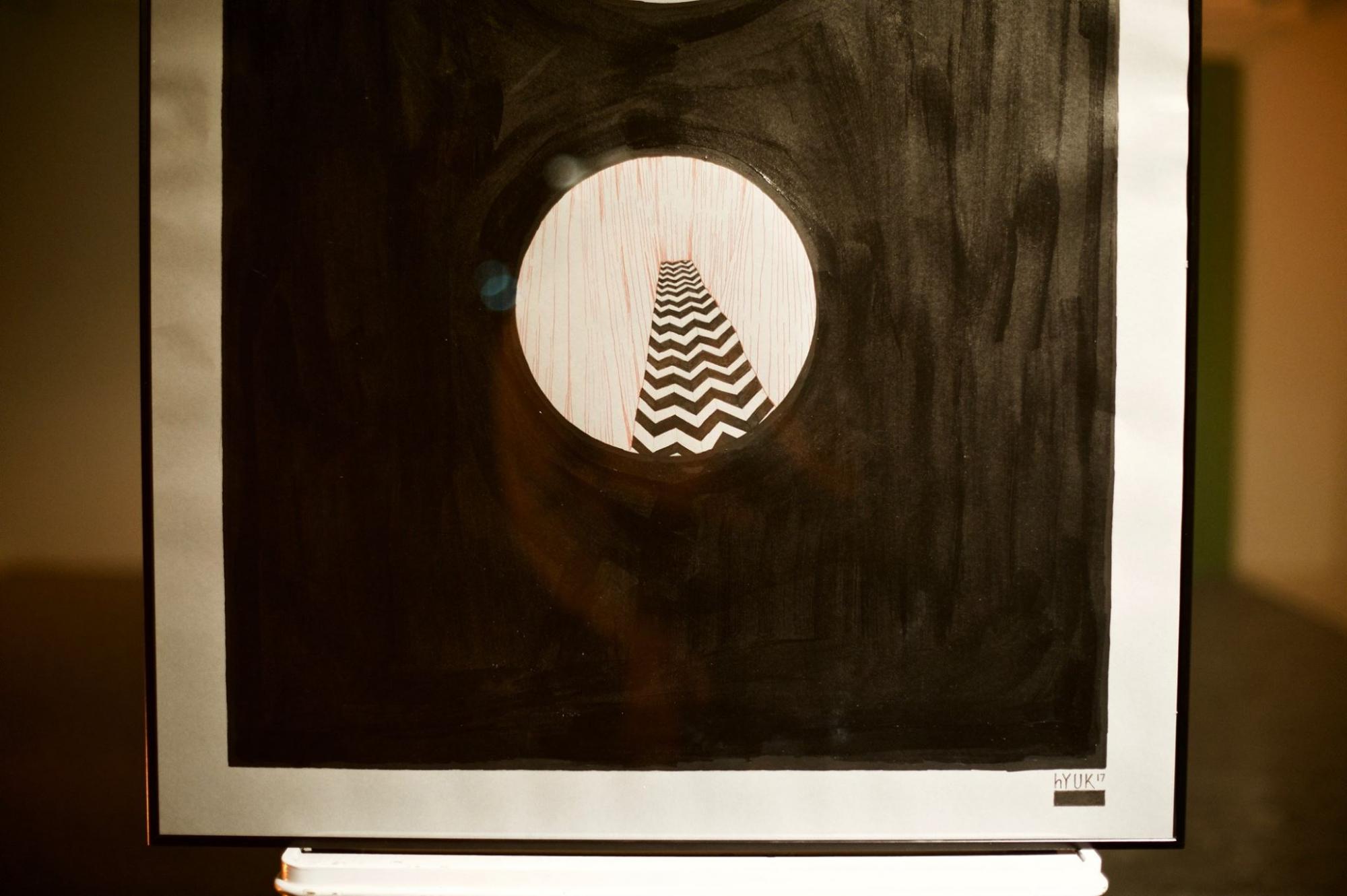 tegninger, æstetiske, grafiske, minimalistiske, monokrome, mønstre, sorte, grå, røde, akryl, artliner, papir, abstrakte-former, sort-hvide, samtidskunst, københavn, dansk, dekorative, design, interiør, bolig-indretning, moderne, moderne-kunst, nordisk, skandinavisk, Køb original kunst og kunstplakater. Malerier, tegninger, limited edition kunsttryk & plakater af dygtige kunstnere.