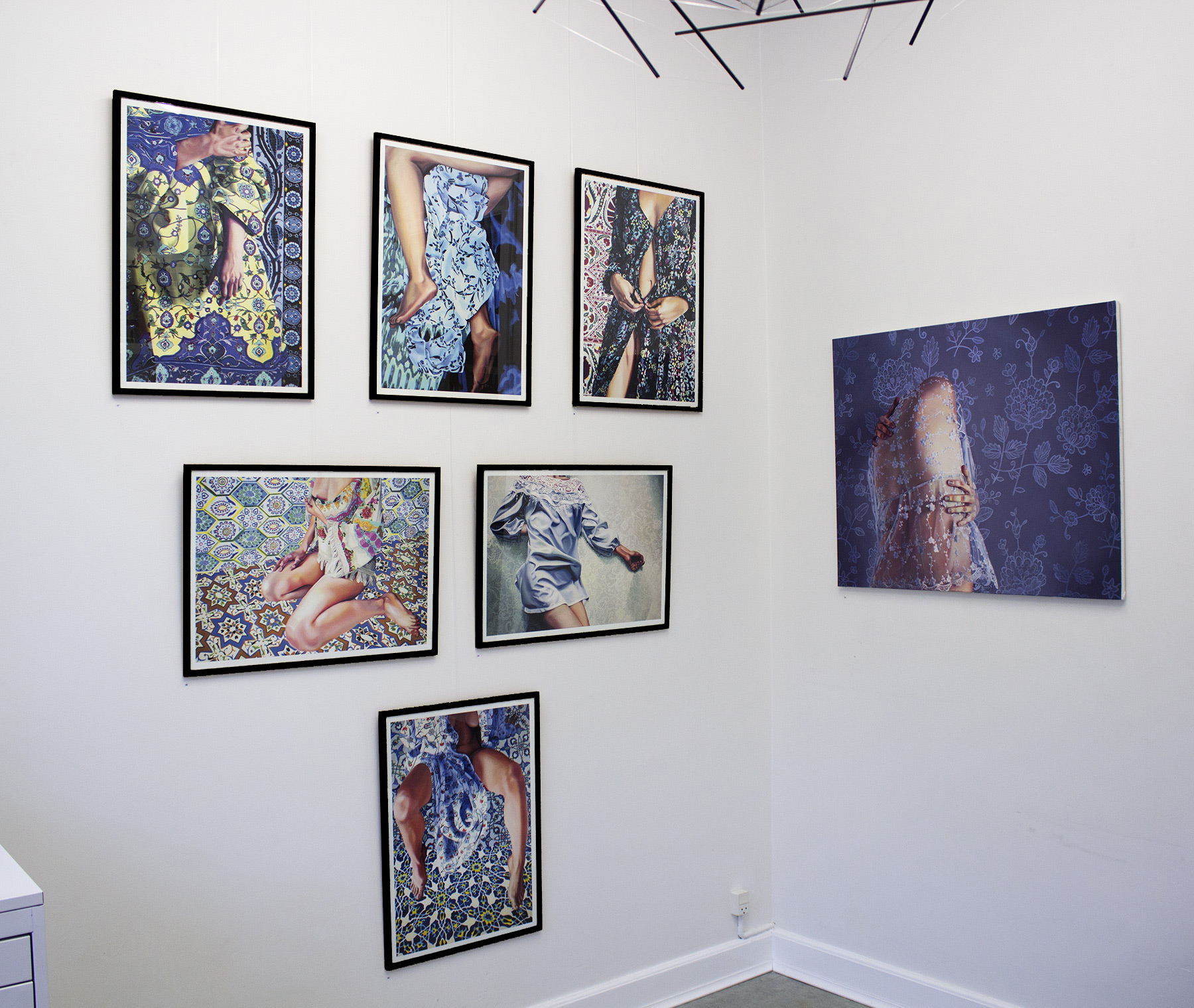 Act of Pattern VIII | Plakater-posters-kunsttryk, Giclee-tryk | Aleksandra Kalisz | Beauton Art Gallery plakater-posters-kunsttryk, giclee-tryk, æstetiske, figurative, landskab, kroppe, botanik, mønstre, seksualitet, beige, blå, grå, hvide, blæk, papir, dansk, dekorative, design, kvindelig, blomster, interiør, bolig-indretning, naturlig, naturealistiske, nordisk, planter, romantiske, skandinavisk, kvinder, Køb original kunst og kunstplakater. Malerier, tegninger, limited edition kunsttryk & plakater af dygtige kunstnere.