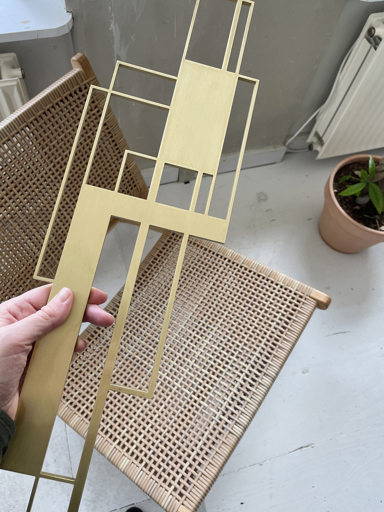 skulpturer, abstrakte, æstetiske, geometriske, arkitektur, mønstre, guld, metal, abstrakte-former, arkitektoniske, smukke, samtidskunst, københavn, dekorative, design, interiør, bolig-indretning, moderne, moderne-kunst, rum, former, Køb original kunst og kunstplakater. Malerier, tegninger, limited edition kunsttryk & plakater af dygtige kunstnere.