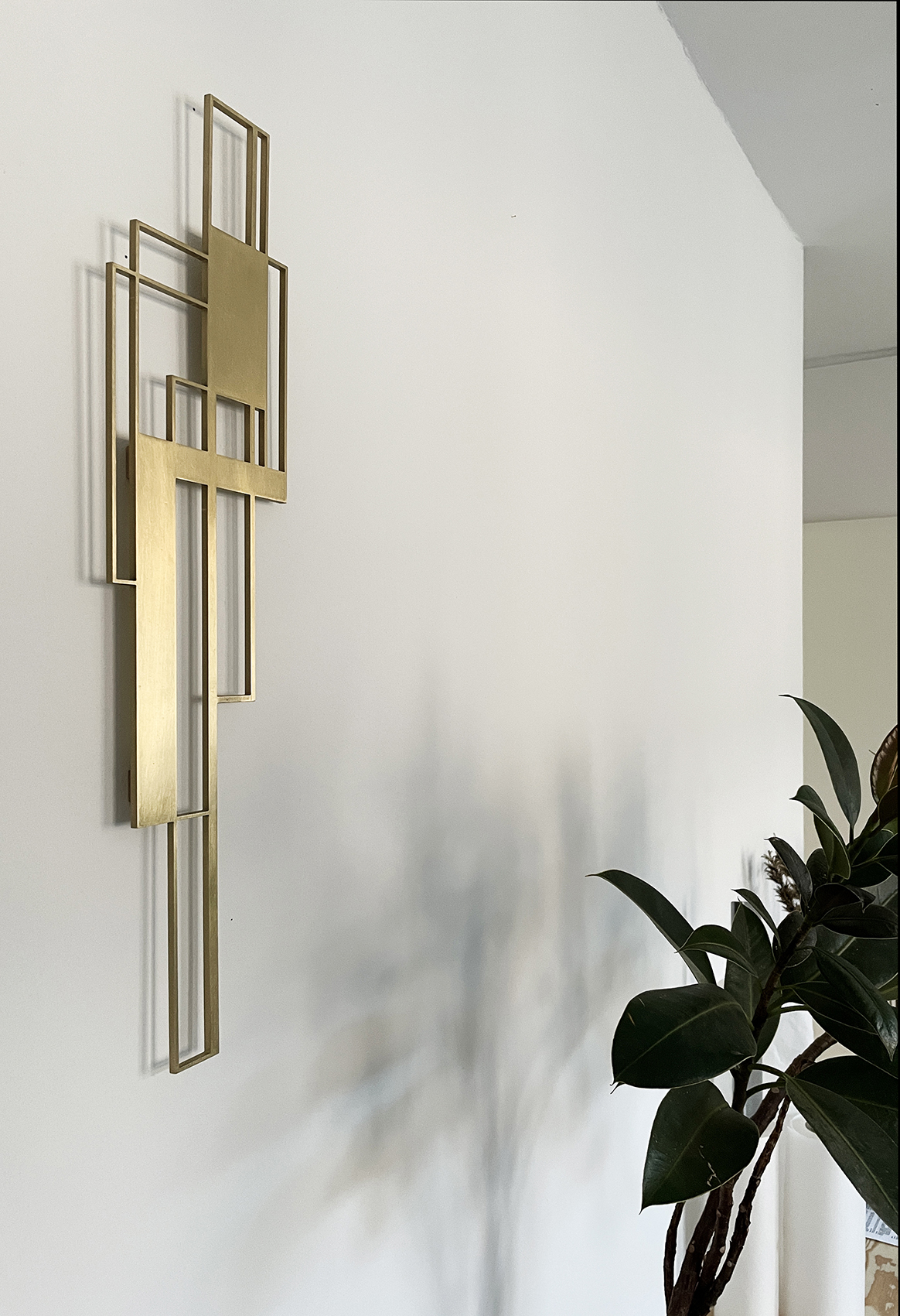 skulpturer, abstrakte, æstetiske, geometriske, arkitektur, mønstre, guld, metal, abstrakte-former, arkitektoniske, smukke, samtidskunst, københavn, dekorative, design, interiør, bolig-indretning, moderne, moderne-kunst, rum, former, Køb original kunst og kunstplakater. Malerier, tegninger, limited edition kunsttryk & plakater af dygtige kunstnere.