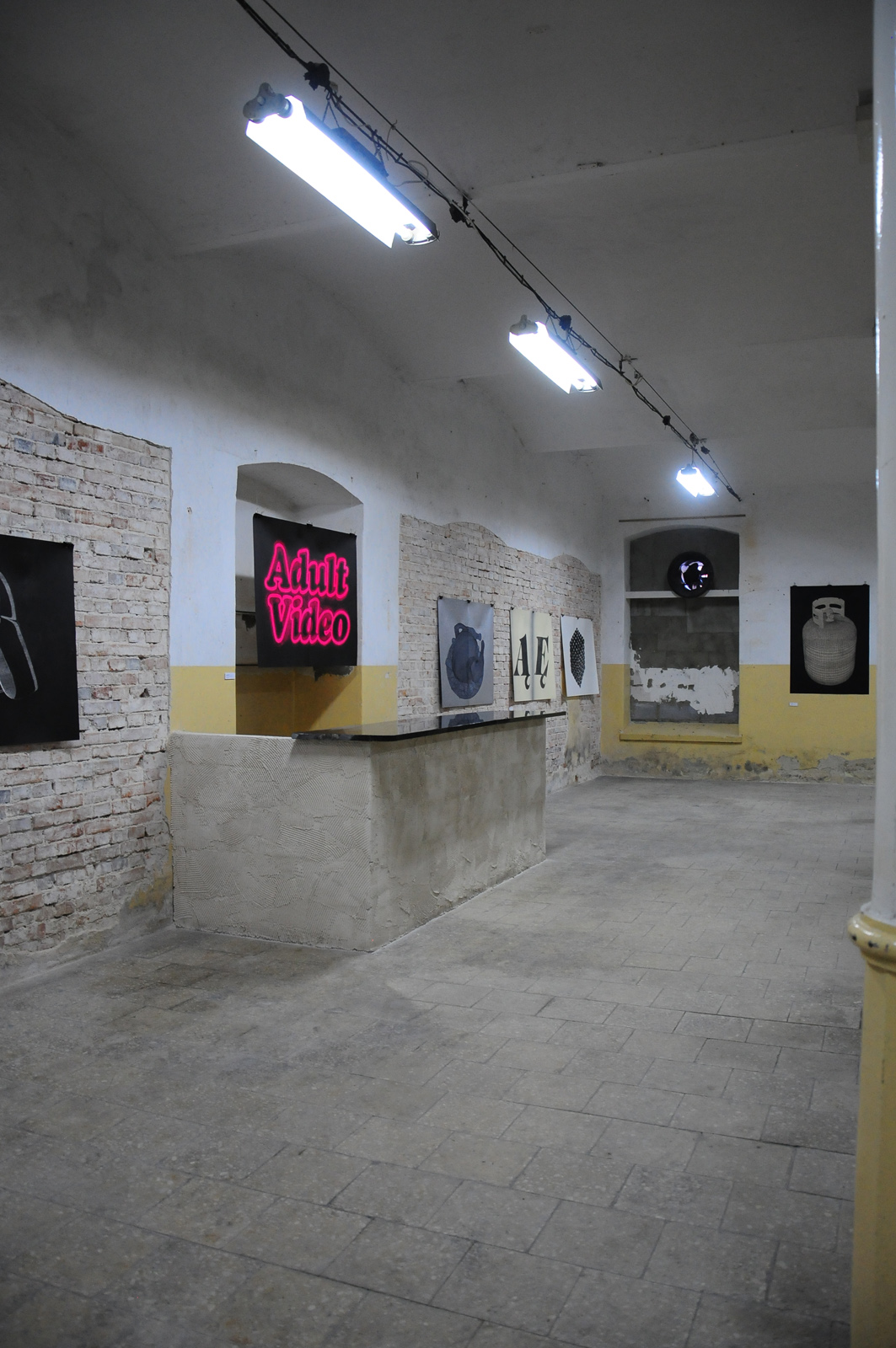 Adult video pink - 140 x 100 cm. Limited edition linoleumstryk af Marta Banaszak ADULT VIDEO linocut_detail