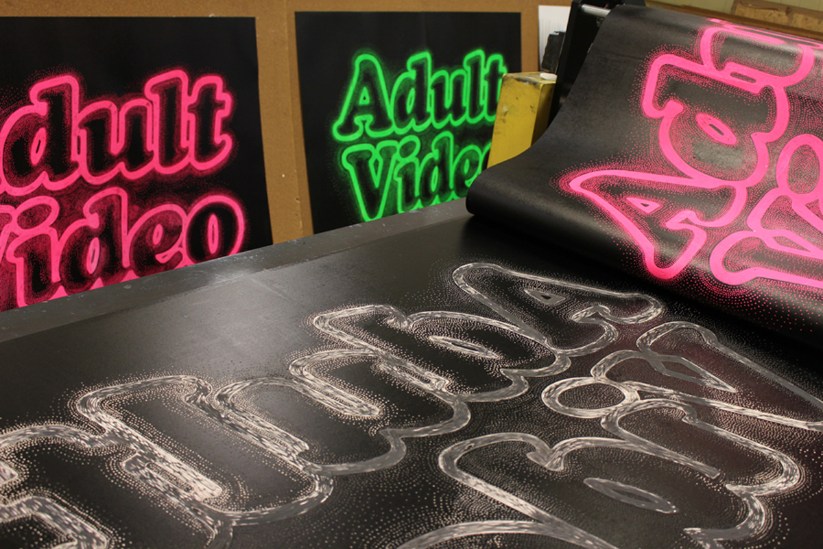 Adult video pink - 140 x 100 cm. Limited edition linoleumstryk af Marta Banaszak ADULT VIDEO linocut_printing process