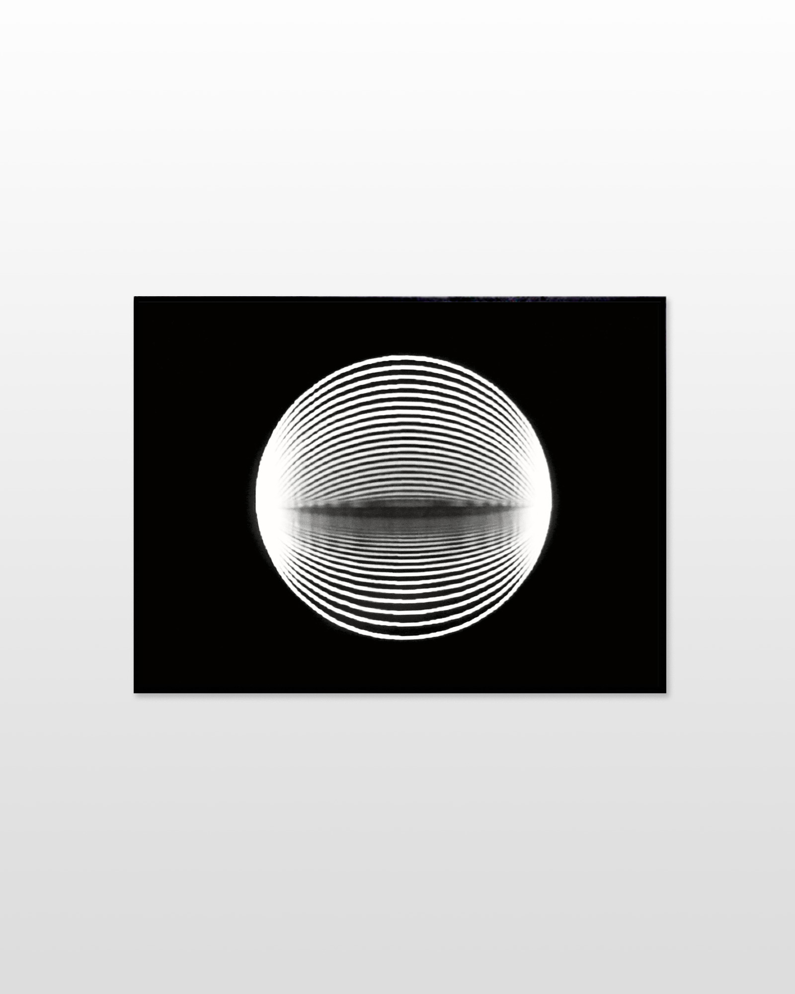 plakater-posters-kunsttryk, fotografier, new-media, abstrakte, minimalistiske, monokrome, pop, bevægelse, mønstre, videnskab, teknologi, sorte, grå, hvide, blæk, papir, abstrakte-former, smukke, sort-hvide, samtidskunst, dansk, mørke, dekorative, design, interiør, bolig-indretning, moderne, moderne-kunst, nordisk, det-ydre-rum, skandinavisk, sceneri, Køb original kunst og kunstplakater. Malerier, tegninger, limited edition kunsttryk & plakater af dygtige kunstnere.
