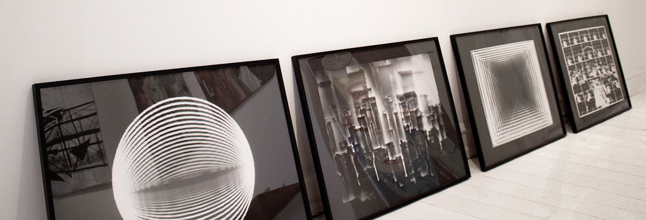 Kambolage III | Plakater-posters-kunsttryk, Fotografier, Giclee-tryk, New-media | AOAM | Beauton Art Gallery plakater-posters-kunsttryk, fotografier, giclee-tryk, new-media, abstrakte, geometriske, minimalistiske, monokrome, arkitektur, bevægelse, mønstre, videnskab, teknologi, sorte, grå, hvide, blæk, papir, abstrakte-former, arkitektoniske, sort-hvide, samtidskunst, terninger, dansk, design, interiør, bolig-indretning, moderne, moderne-kunst, nordisk, det-ydre-rum, plakater, rum, skandinavisk, Køb original kunst og kunstplakater. Malerier, tegninger, limited edition kunsttryk & plakater af dygtige kunstnere.