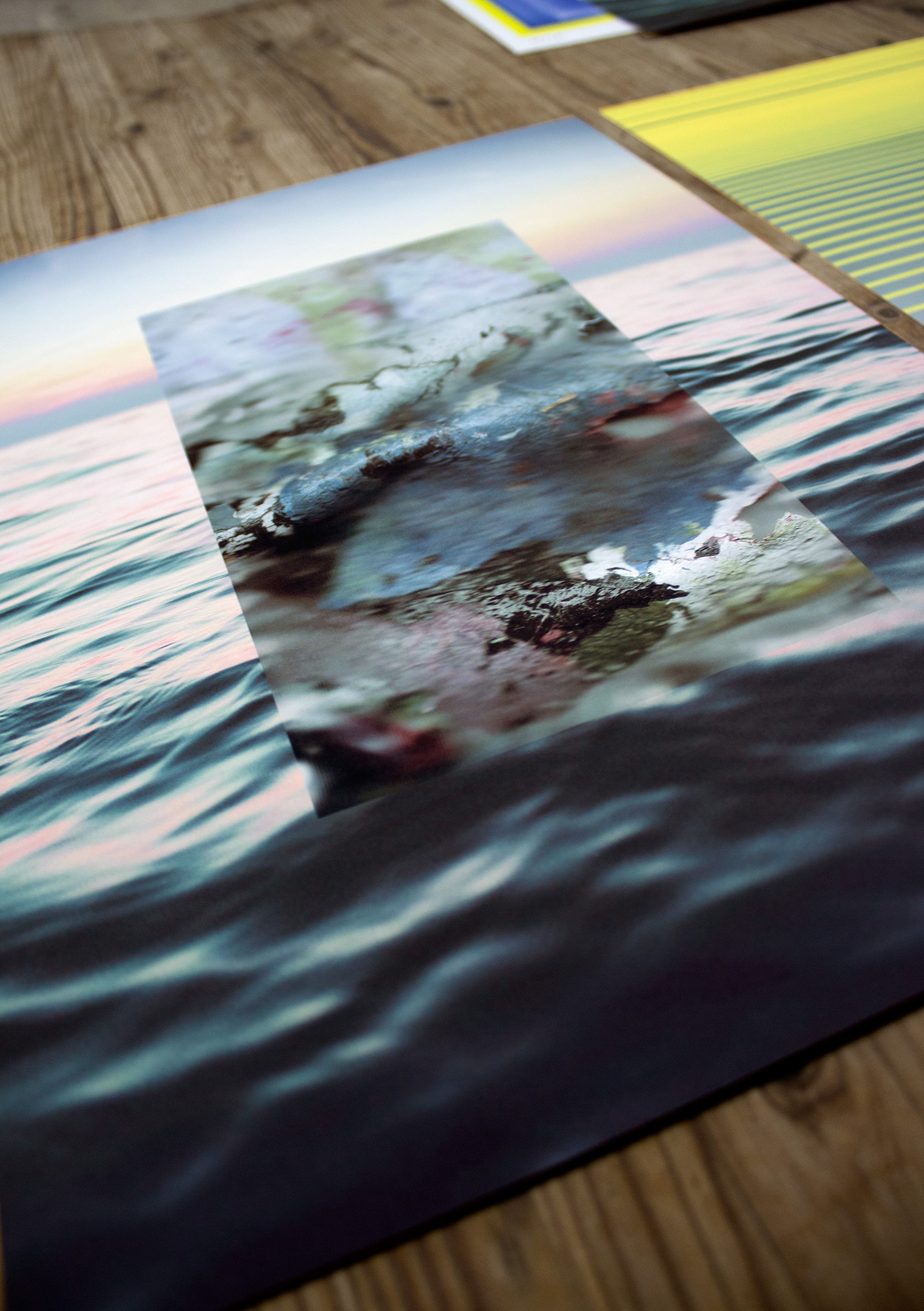 plakater-posters-kunsttryk, giclee-tryk, æstetiske, farverige, figurative, grafiske, landskab, pop, natur, havet, sejlads, himmel, blå, pink, gule, blæk, papir, samtidskunst, interiør, bolig-indretning, moderne, moderne-kunst, fotorealistisk, hav, vand, Køb original kunst og kunstplakater. Malerier, tegninger, limited edition kunsttryk & plakater af dygtige kunstnere.