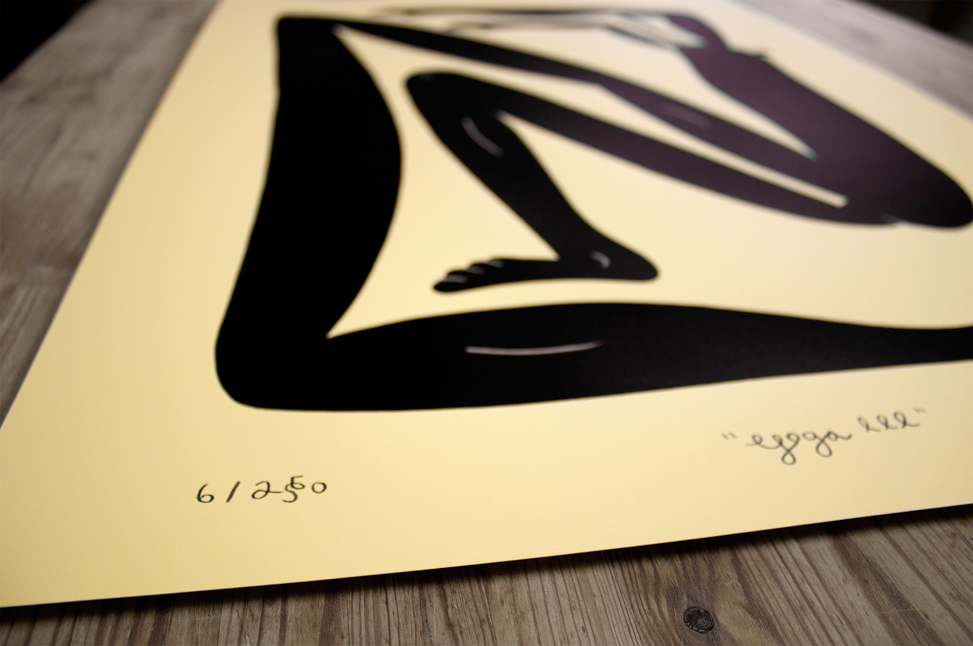 Yoga III | Plakater-posters-kunsttryk, Giclee-tryk | Mormor | Beauton Art Gallery plakater-posters-kunsttryk, giclee-tryk, børnevenlige, figurative, grafiske, illustrative, monokrome, pop, kroppe, tegneserier, humor, bevægelse, mennesker, beige, sorte, blæk, papir, sjove, samtidskunst, dansk, dekorative, design, interiør, bolig-indretning, moderne, moderne-kunst, nordisk, plakater, tryk, skandinavisk, Køb original kunst og kunstplakater. Malerier, tegninger, limited edition kunsttryk & plakater af dygtige kunstnere.