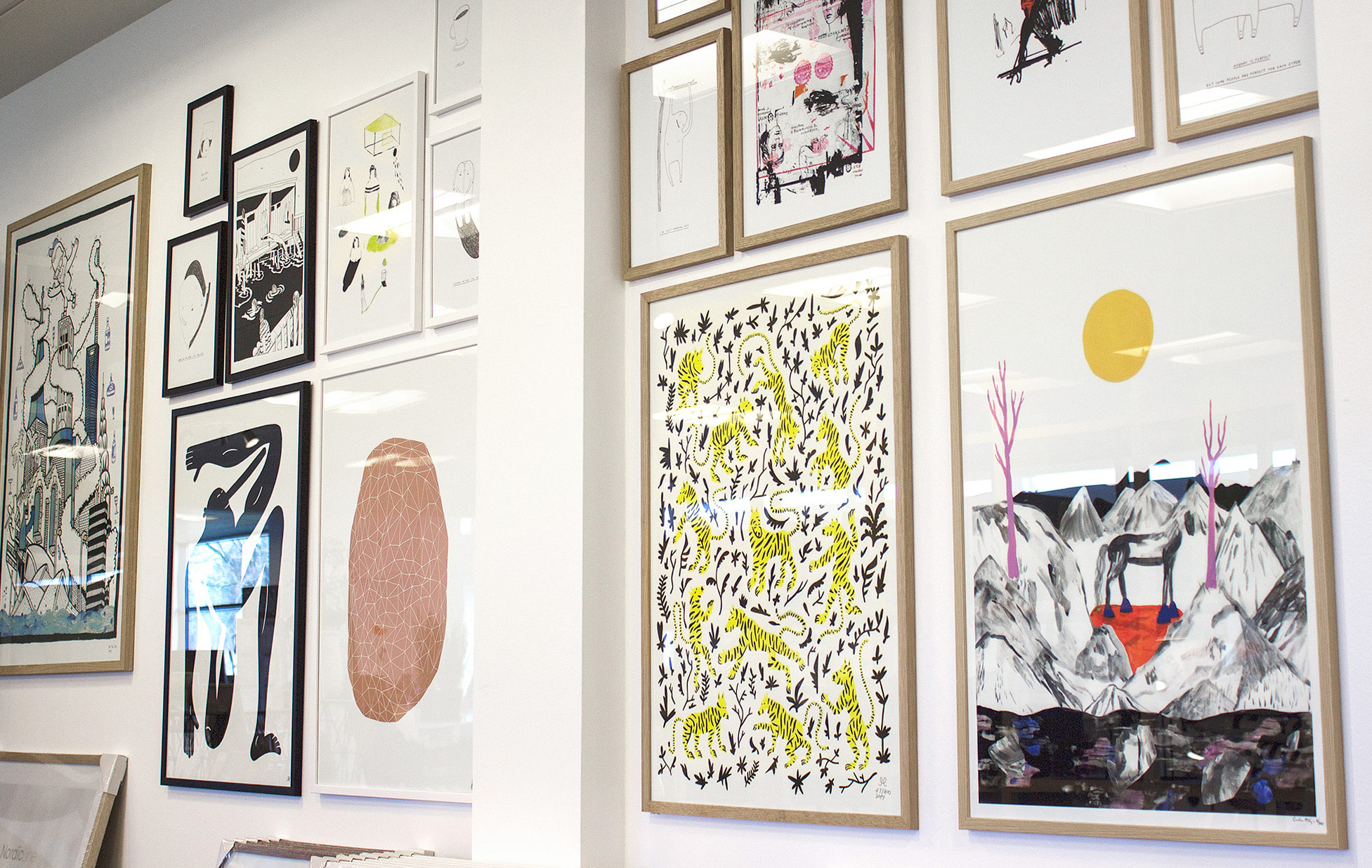 Surrounded | Plakater-posters-kunsttryk, Giclee-tryk | Emilie Aastrup | Beauton Art Gallery plakater-posters-kunsttryk, giclee-tryk, æstetiske, figurative, illustrative, landskab, minimalistiske, dyreliv, botanik, natur, himmel, vilde-dyr, sorte, grå, gule, blæk, papir, atmosfære, smukke, samtidskunst, dansk, dekorative, design, skov, heste, interiør, bolig-indretning, moderne, moderne-kunst, nordisk, plakater, tryk, skandinavisk, sol, Køb original kunst og kunstplakater. Malerier, tegninger, limited edition kunsttryk & plakater af dygtige kunstnere.