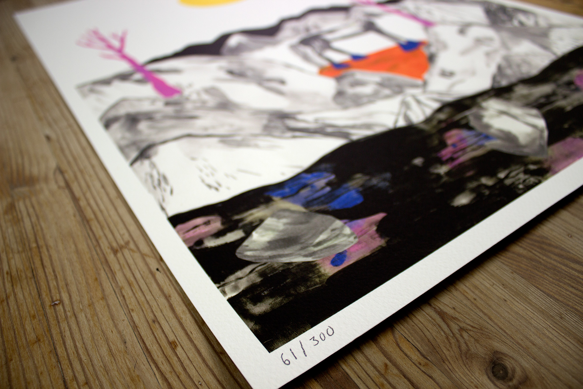 Surrounded | Plakater-posters-kunsttryk, Giclee-tryk | Emilie Aastrup | Beauton Art Gallery plakater-posters-kunsttryk, giclee-tryk, æstetiske, figurative, illustrative, landskab, minimalistiske, dyreliv, botanik, natur, himmel, vilde-dyr, sorte, grå, gule, blæk, papir, atmosfære, smukke, samtidskunst, dansk, dekorative, design, skov, heste, interiør, bolig-indretning, moderne, moderne-kunst, nordisk, plakater, tryk, skandinavisk, sol, Køb original kunst og kunstplakater. Malerier, tegninger, limited edition kunsttryk & plakater af dygtige kunstnere.