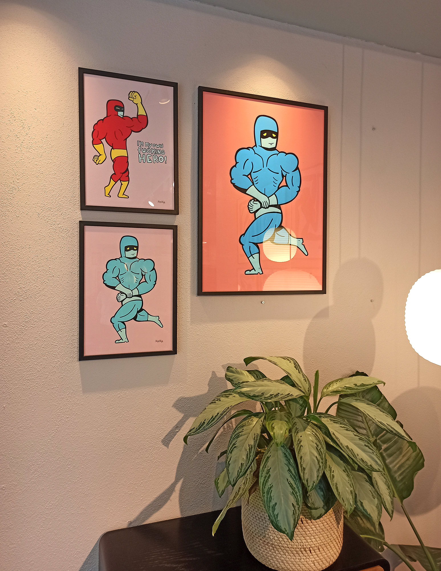 plakater-posters-kunsttryk, giclee-tryk, børnevenlige, illustrative, pop, kroppe, tegneserier, humor, sorte, blå, røde, blæk, papir, sjove, dansk, dekorative, design, interiør, bolig-indretning, mænd, nordisk, skandinavisk, skitse, street-art, Køb original kunst og kunstplakater. Malerier, tegninger, limited edition kunsttryk & plakater af dygtige kunstnere.