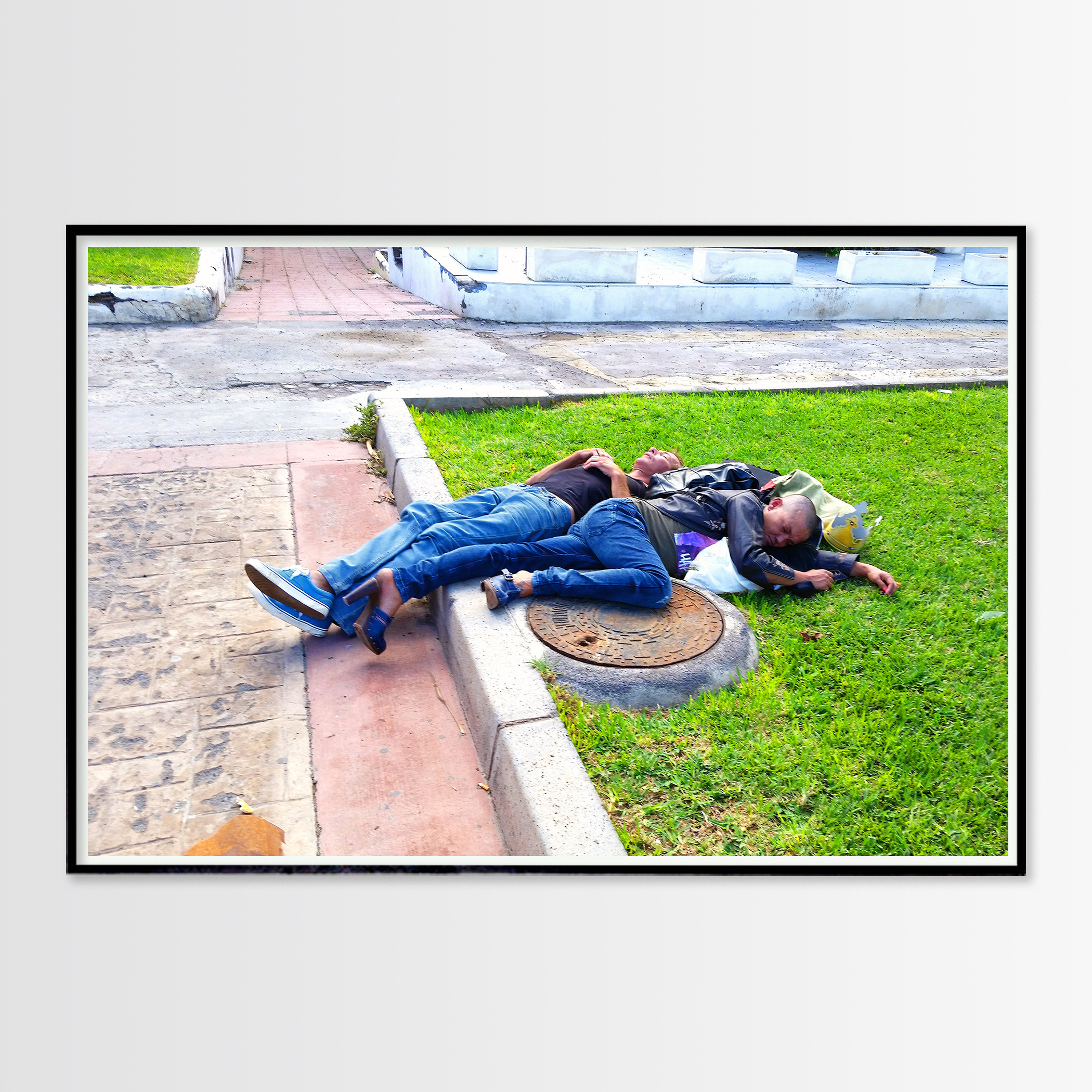plakater-posters-kunsttryk, giclee-tryk, farverige, figurative, illustrative, pop, kroppe, hverdagsliv, humor, mennesker, beige, blå, grønne, blæk, papir, cigaretter, samtidskunst, interiør, bolig-indretning, moderne, moderne-kunst, fotorealistisk, Køb original kunst og kunstplakater. Malerier, tegninger, limited edition kunsttryk & plakater af dygtige kunstnere.