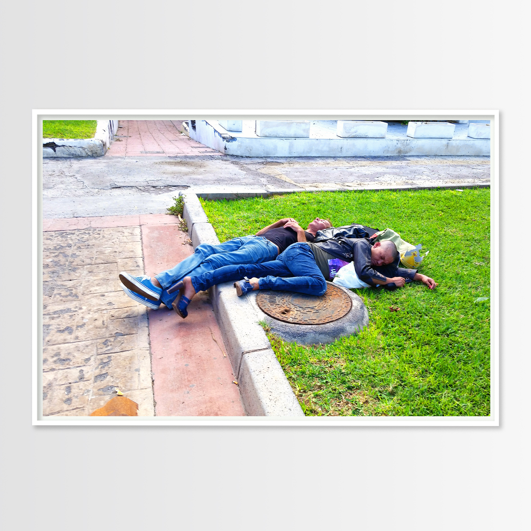plakater-posters-kunsttryk, giclee-tryk, farverige, figurative, illustrative, pop, kroppe, hverdagsliv, humor, mennesker, beige, blå, grønne, blæk, papir, cigaretter, samtidskunst, interiør, bolig-indretning, moderne, moderne-kunst, fotorealistisk, Køb original kunst og kunstplakater. Malerier, tegninger, limited edition kunsttryk & plakater af dygtige kunstnere.