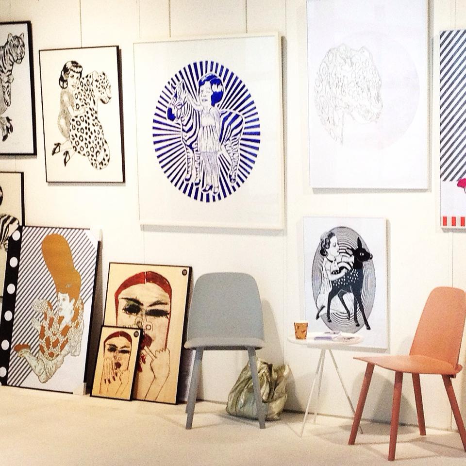 kunsttryk, gicleé, ekspressionistiske, figurative, illustrative, portræt, kroppe, mennesker, seksualitet, beige, brune, røde, blæk, samtidskunst, dekorative, design, ansigter, kvindelig, interiør, bolig-indretning, moderne, moderne-kunst, plakater, tryk, kvinder, Køb original kunst og kunstplakater. Malerier, tegninger, limited edition kunsttryk & plakater af dygtige kunstnere.