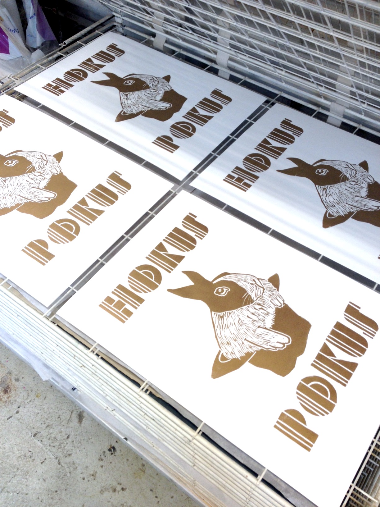 kunsttryk, linoleumstryk, dyr, børnevenlige, grafiske, kæledyr, typografi, guld, hvide, blæk, papir, kalligrafi, sød, dansk, design, fantasi, interiør, bolig-indretning, børn, moderne, moderne-kunst, nordisk, plakater, tryk, vilde-dyr, Køb original kunst og kunstplakater. Malerier, tegninger, limited edition kunsttryk & plakater af dygtige kunstnere.