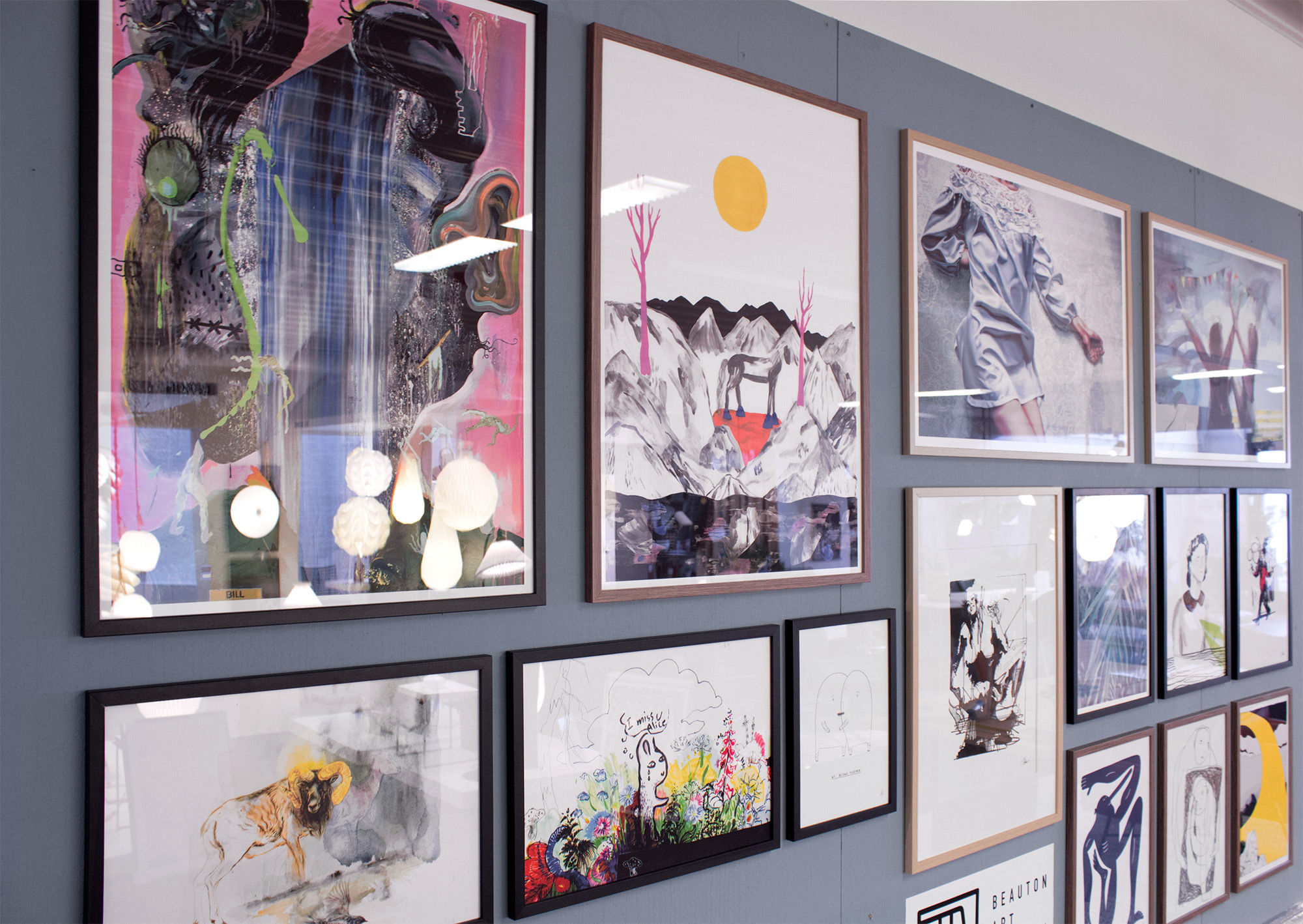 Surrounded | Plakater-posters-kunsttryk, Giclee-tryk | Emilie Aastrup | Beauton Art Gallery plakater-posters-kunsttryk, giclee-tryk, æstetiske, figurative, illustrative, landskab, minimalistiske, dyreliv, botanik, natur, himmel, vilde-dyr, sorte, grå, gule, blæk, papir, atmosfære, smukke, samtidskunst, dansk, dekorative, design, skov, heste, interiør, bolig-indretning, moderne, moderne-kunst, nordisk, plakater, tryk, skandinavisk, sol, Køb original kunst og kunstplakater. Malerier, tegninger, limited edition kunsttryk & plakater af dygtige kunstnere.