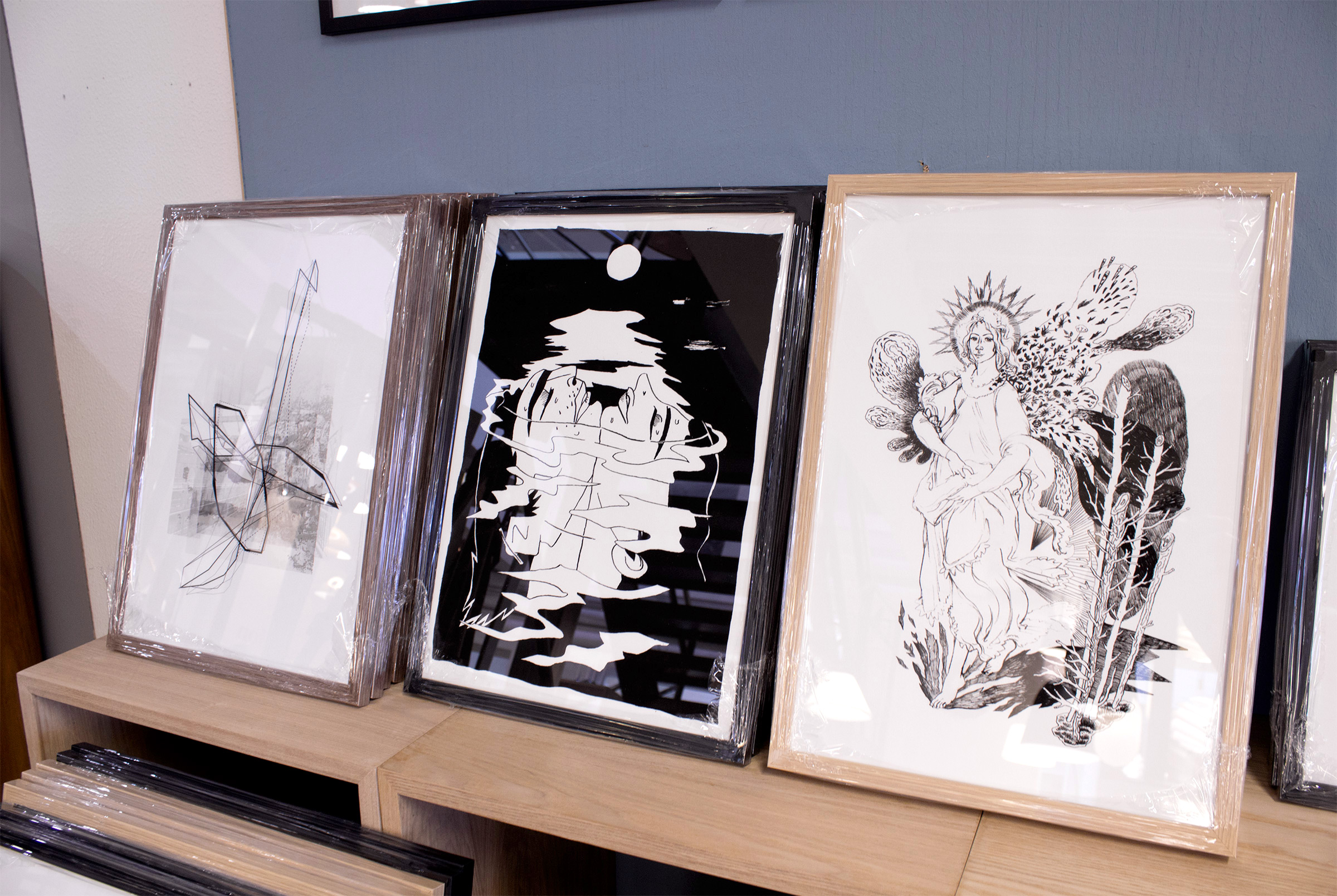 Botticelli II (Primavera) | Plakater-posters-kunsttryk, Giclee-tryk | Louise Bech Pedersen | Beauton Art Gallery plakater-posters-kunsttryk, giclee-tryk, æstetiske, figurative, monokrome, kroppe, botanik, seksualitet, sorte, hvide, blæk, papir, smukke, sort-hvide, samtidskunst, dansk, dekorative, kvindelig, blomster, interiør, bolig-indretning, moderne, moderne-kunst, nordisk, nøgen, planter, flotte, skandinavisk, Køb original kunst og kunstplakater. Malerier, tegninger, limited edition kunsttryk & plakater af dygtige kunstnere.