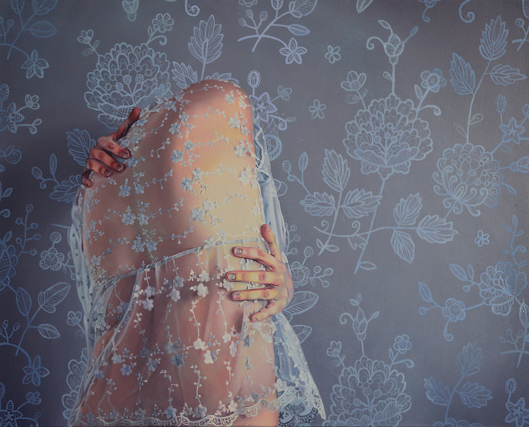 Act of Pattern, Embrace - 80 x 100 cm. Originalt oliemaleri af Aleksandra Kalisz  "Act of Pattern", fokusere på den kvindelige krops delikate og bløde former, hvor der med skyggespil viser dele af kvindens krop dækket af mønstrede materialer placeret på farverige baggrunde af ornamenter. Malerierne virker næsten abstrakte, hvor blikket går tabt i de mange linjer, farver og former.  Ornamenterne er primært fra Mellemøsten, hvor Kalisz er fascineret af deres symmetri, farver, harmoni og rytme. "Act of Pattern" er en afspejling af rejser og traditioner, hvor hun har til formål at kombinere to forskellige kulturer: Europæisk (kvindelig nøgen) og Islamisk (ornamenter).