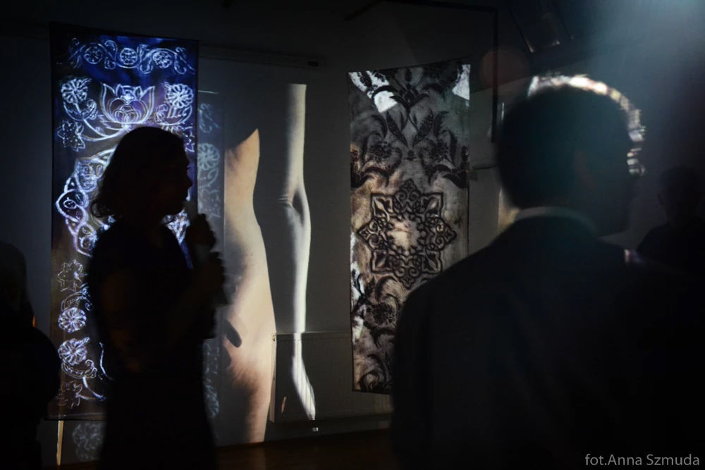 Batik III | Kunsttryk, Tegninger, Engraveringer, Andre-kunstværker | Aleksandra Kalisz | Beauton Art Gallery kunsttryk, tegninger, engraveringer, andre-kunstværker, æstetiske, geometriske, grafiske, landskab, arkitektur, botanik, mønstre, brune, grå, hvide, andre-medier, arkitektoniske, københavn, dansk, dekorative, design, blomster, interiør, bolig-indretning, nordisk, planter, skandinavisk, Køb original kunst og kunstplakater. Malerier, tegninger, limited edition kunsttryk & plakater af dygtige kunstnere.