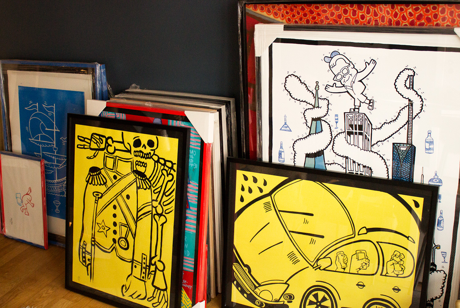 Familietur | Tegninger | Mormor | Beauton Art Gallery tegninger, børnevenlige, pop, humor, stemninger, bevægelse, transportmidler, sorte, gule, artliner, papir, tusch, sjove, biler, samtidskunst, dansk, design, interiør, bolig-indretning, moderne, moderne-kunst, naive, nordisk, skandinavisk, street-art, køretøjer, Køb original kunst og kunstplakater. Malerier, tegninger, limited edition kunsttryk & plakater af dygtige kunstnere.