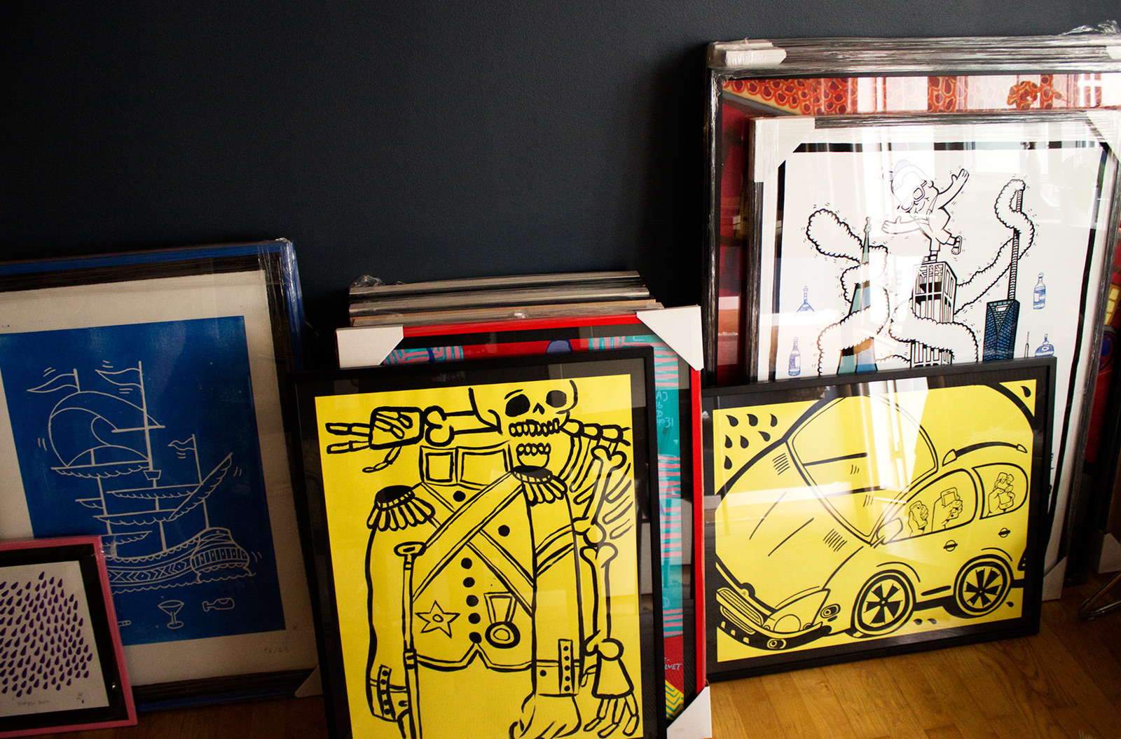 Familietur | Tegninger | Mormor | Beauton Art Gallery tegninger, børnevenlige, pop, humor, stemninger, bevægelse, transportmidler, sorte, gule, artliner, papir, tusch, sjove, biler, samtidskunst, dansk, design, interiør, bolig-indretning, moderne, moderne-kunst, naive, nordisk, skandinavisk, street-art, køretøjer, Køb original kunst og kunstplakater. Malerier, tegninger, limited edition kunsttryk & plakater af dygtige kunstnere.