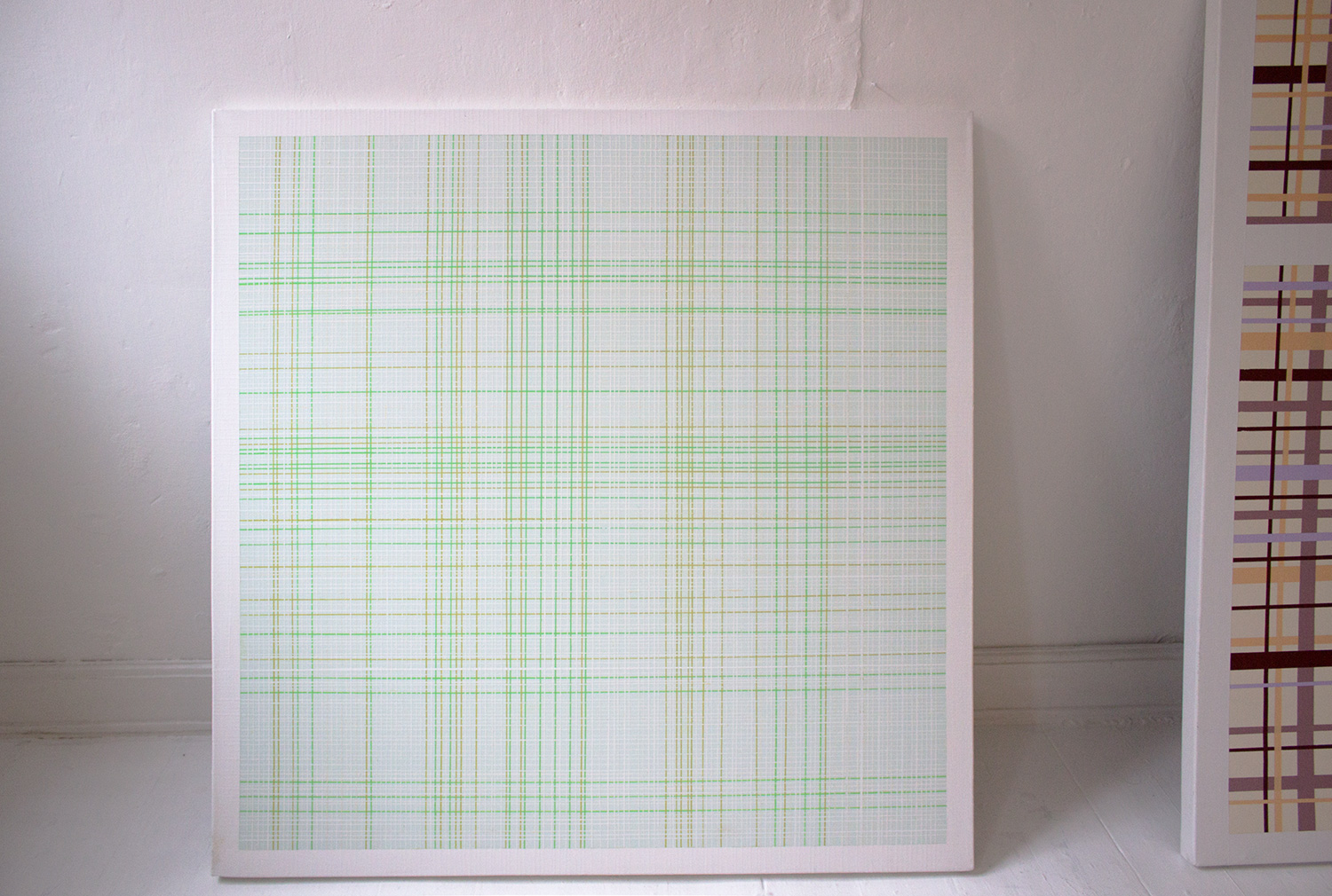 Inside / Outside 17 | Malerier | Kirsten Rotbøll Lassen | Beauton Art Gallery malerier, abstrakte, geometriske, grafiske, minimalistiske, arkitektur, mønstre, grønne, hvide, akryl,  bomuldslærred, abstrakte-former, arkitektoniske, terninger, kubisme, dansk, design, interiør, bolig-indretning, moderne, moderne-kunst, nordisk, skandinavisk, Køb original kunst og kunstplakater. Malerier, tegninger, limited edition kunsttryk & plakater af dygtige kunstnere.