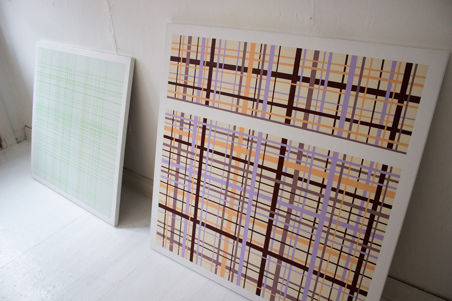 Inside / Outside 17 | Malerier | Kirsten Rotbøll Lassen | Beauton Art Gallery malerier, abstrakte, geometriske, grafiske, minimalistiske, arkitektur, mønstre, grønne, hvide, akryl,  bomuldslærred, abstrakte-former, arkitektoniske, terninger, kubisme, dansk, design, interiør, bolig-indretning, moderne, moderne-kunst, nordisk, skandinavisk, Køb original kunst og kunstplakater. Malerier, tegninger, limited edition kunsttryk & plakater af dygtige kunstnere.