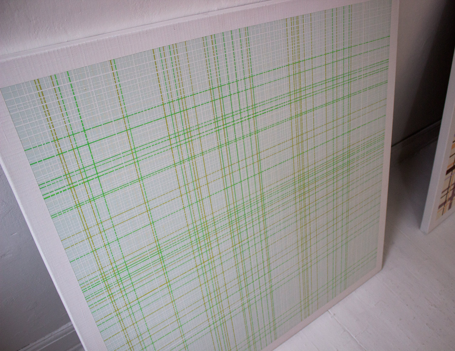 Inside / Outside 17 | Malerier | Kirsten Rotbøll Lassen | Beauton Art Gallery malerier, abstrakte, geometriske, grafiske, minimalistiske, arkitektur, mønstre, grønne, hvide, akryl,  bomuldslærred, abstrakte-former, arkitektoniske, terninger, kubisme, dansk, design, interiør, bolig-indretning, moderne, moderne-kunst, nordisk, skandinavisk, Køb original kunst og kunstplakater. Malerier, tegninger, limited edition kunsttryk & plakater af dygtige kunstnere.