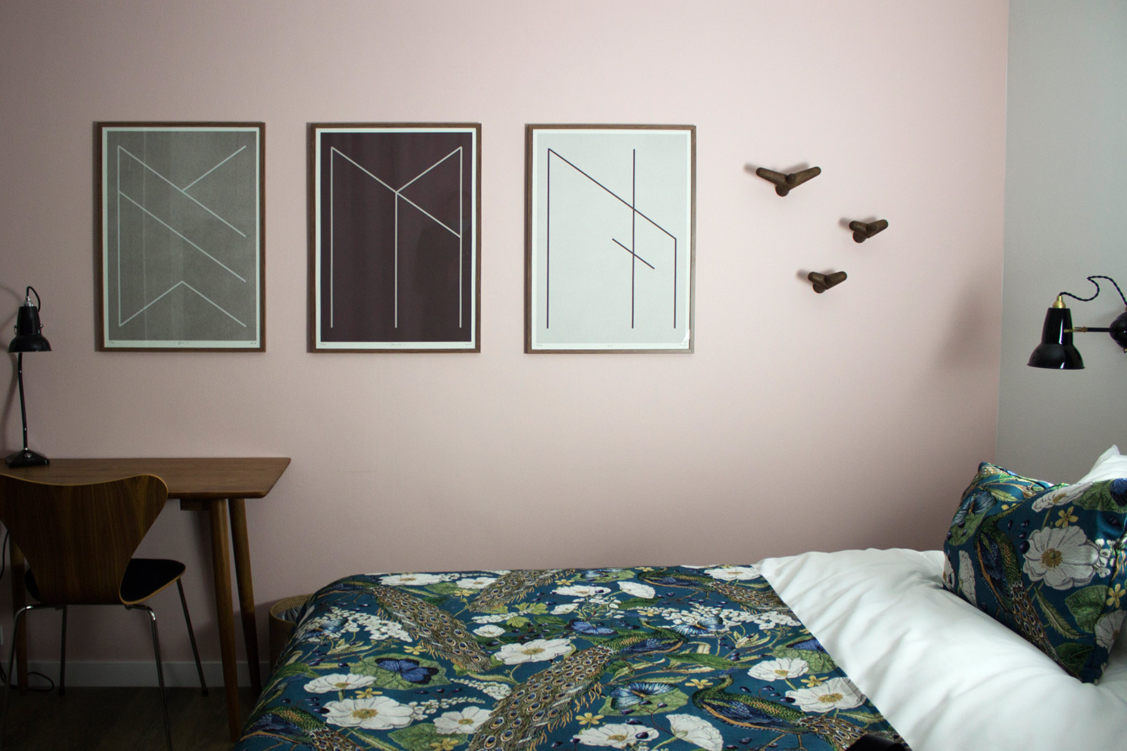 plakater-posters-kunsttryk, giclee-tryk, æstetiske, grafiske, illustrative, minimalistiske, mønstre, religion, brune, røde, hvide, blæk, papir, smukke, lyse, samtidskunst, københavn, dekorative, design, ikoner, interiør, bolig-indretning, nordisk, plakater, skandinavisk, former, ord, Køb original kunst og kunstplakater. Malerier, tegninger, limited edition kunsttryk & plakater af dygtige kunstnere.