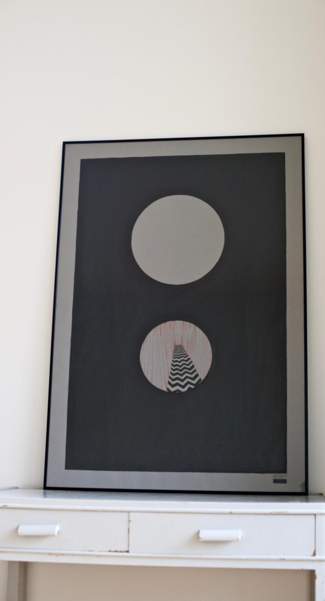 tegninger, æstetiske, grafiske, minimalistiske, monokrome, mønstre, sorte, grå, røde, akryl, artliner, papir, abstrakte-former, sort-hvide, samtidskunst, københavn, dansk, dekorative, design, interiør, bolig-indretning, moderne, moderne-kunst, nordisk, skandinavisk, Køb original kunst og kunstplakater. Malerier, tegninger, limited edition kunsttryk & plakater af dygtige kunstnere.