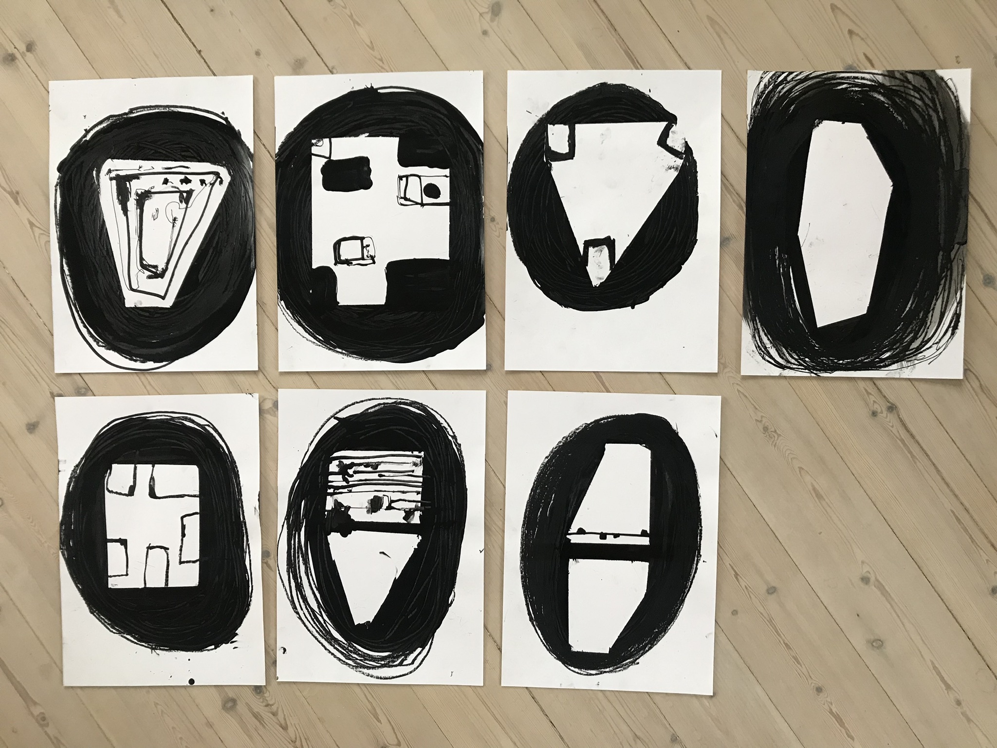 Trap I | Tegninger | Thomas Dausell | Beauton Art Gallery tegninger, abstrakte, ekspressionistiske, grafiske, minimalistiske, kroppe, mønstre, mennesker, sorte, akryl, kridt, abstrakte-former, samtidskunst, københavn, dekorative, design, interiør, bolig-indretning, moderne, moderne-kunst, nordisk, skandinavisk, Køb original kunst og kunstplakater. Malerier, tegninger, limited edition kunsttryk & plakater af dygtige kunstnere.