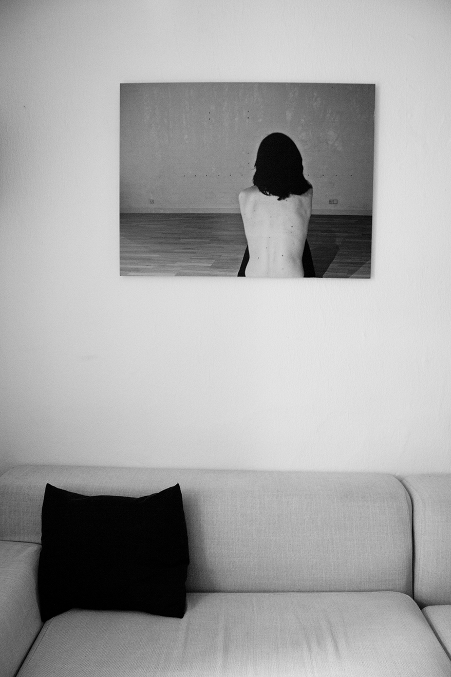 Udstilling af fotografiet Barndomshjem - 90 x 69. Et fotografi af fotograf Miss Holm. kunst fotografi, moderne, stilrent, sort hvid