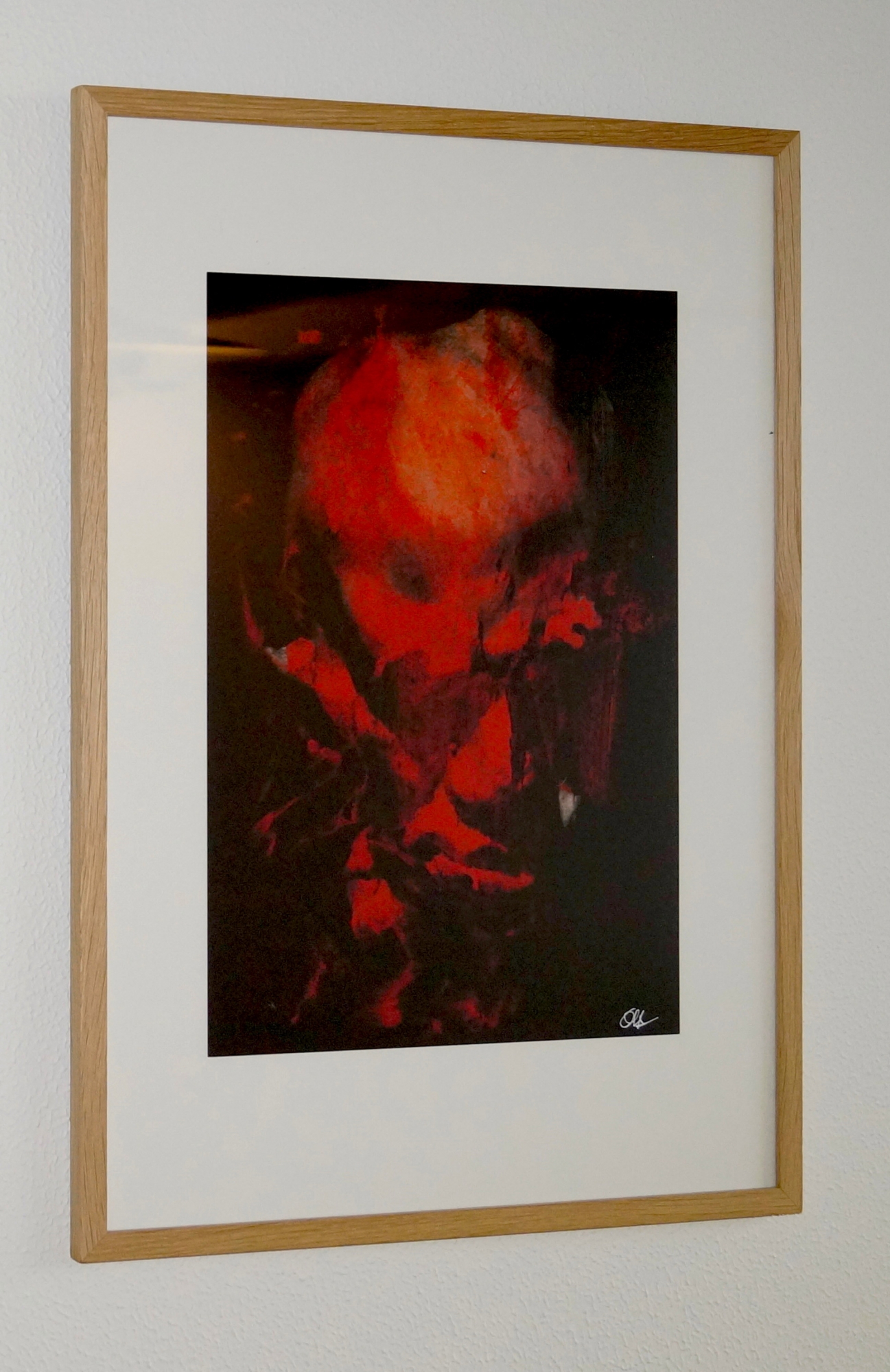 Morgenvækkeren | Plakater-posters-kunsttryk, Fotografier | Ola Juliussen | Beauton Art Gallery plakater-posters-kunsttryk, fotografier, farverige, figurative, portræt, surrealistiske, kroppe, mennesker, sorte, røde, akryl, ler, tusch, fotos, andre-medier, samtidskunst, mørke, ansigter, interiør, bolig-indretning, mænd, moderne, moderne-kunst, nordisk, plakater, tryk, skandinavisk, levende, Køb original kunst og kunstplakater. Malerier, tegninger, limited edition kunsttryk & plakater af dygtige kunstnere.