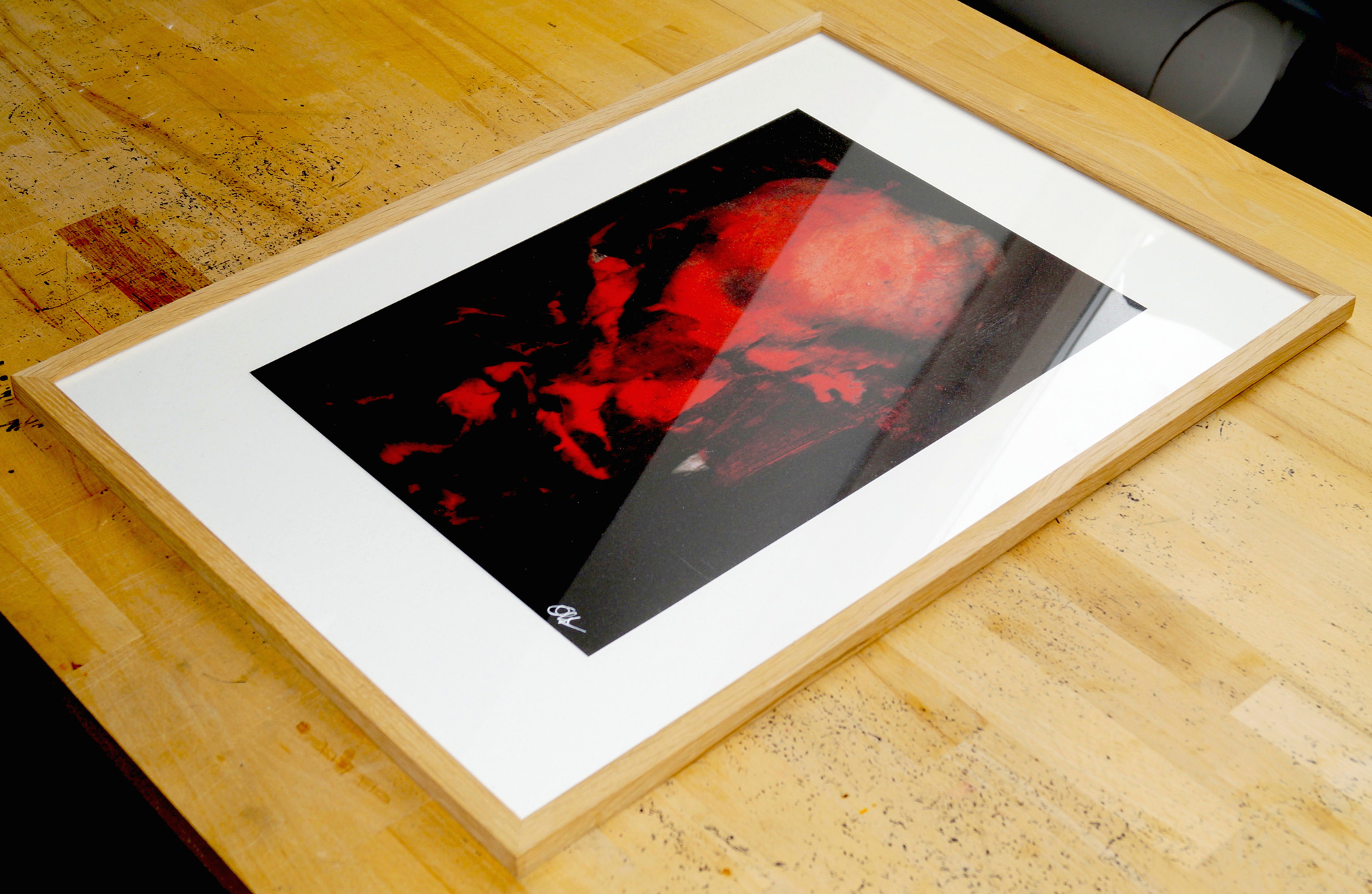 Morgenvækkeren | Plakater-posters-kunsttryk, Fotografier | Ola Juliussen | Beauton Art Gallery plakater-posters-kunsttryk, fotografier, farverige, figurative, portræt, surrealistiske, kroppe, mennesker, sorte, røde, akryl, ler, tusch, fotos, andre-medier, samtidskunst, mørke, ansigter, interiør, bolig-indretning, mænd, moderne, moderne-kunst, nordisk, plakater, tryk, skandinavisk, levende, Køb original kunst og kunstplakater. Malerier, tegninger, limited edition kunsttryk & plakater af dygtige kunstnere.