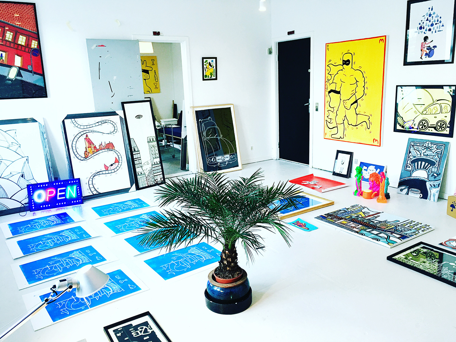 Flying Dutchman | Kunsttryk, Linoleumstryk | Mormor | Beauton Art Gallery kunsttryk, linoleumstryk, figurative, pop, havet, sejlads, transportmidler, blå, hvide, papir, både, samtidskunst, dansk, dekorative, design, interiør, bolig-indretning, moderne, moderne-kunst, nordisk, plakater, skandinavisk, street-art, fartøjer, vand, Køb original kunst og kunstplakater. Malerier, tegninger, limited edition kunsttryk & plakater af dygtige kunstnere.