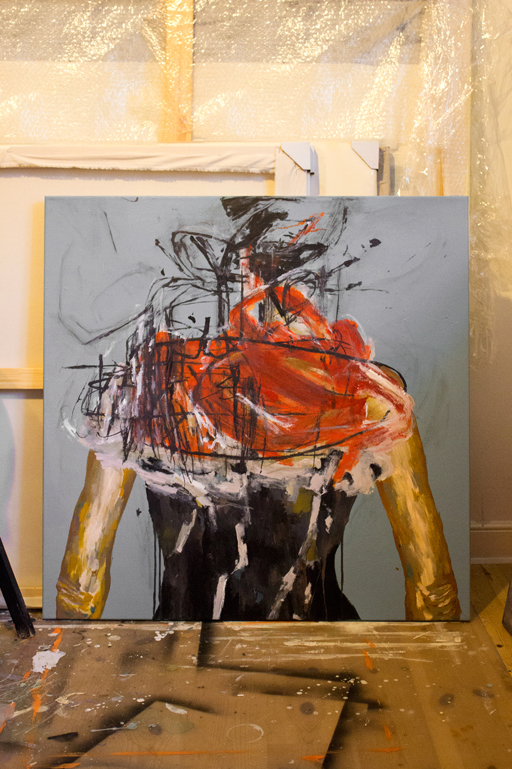 Forward II | Malerier | Rose Marie Brøgger | Originalt maleri af Rosemarie Brøgger | Beauton Art Gallery malerier, abstrakte, æstetiske, ekspressionistiske, portræt, kroppe, bevægelse, mennesker, sorte, grå, orange, akryl,  bomuldslærred, abstrakte-former, samtidskunst, dekorative, ekspressionisme, interiør, bolig-indretning, kvinder, Køb original kunst og kunstplakater. Malerier, tegninger, limited edition kunsttryk & plakater af dygtige kunstnere.