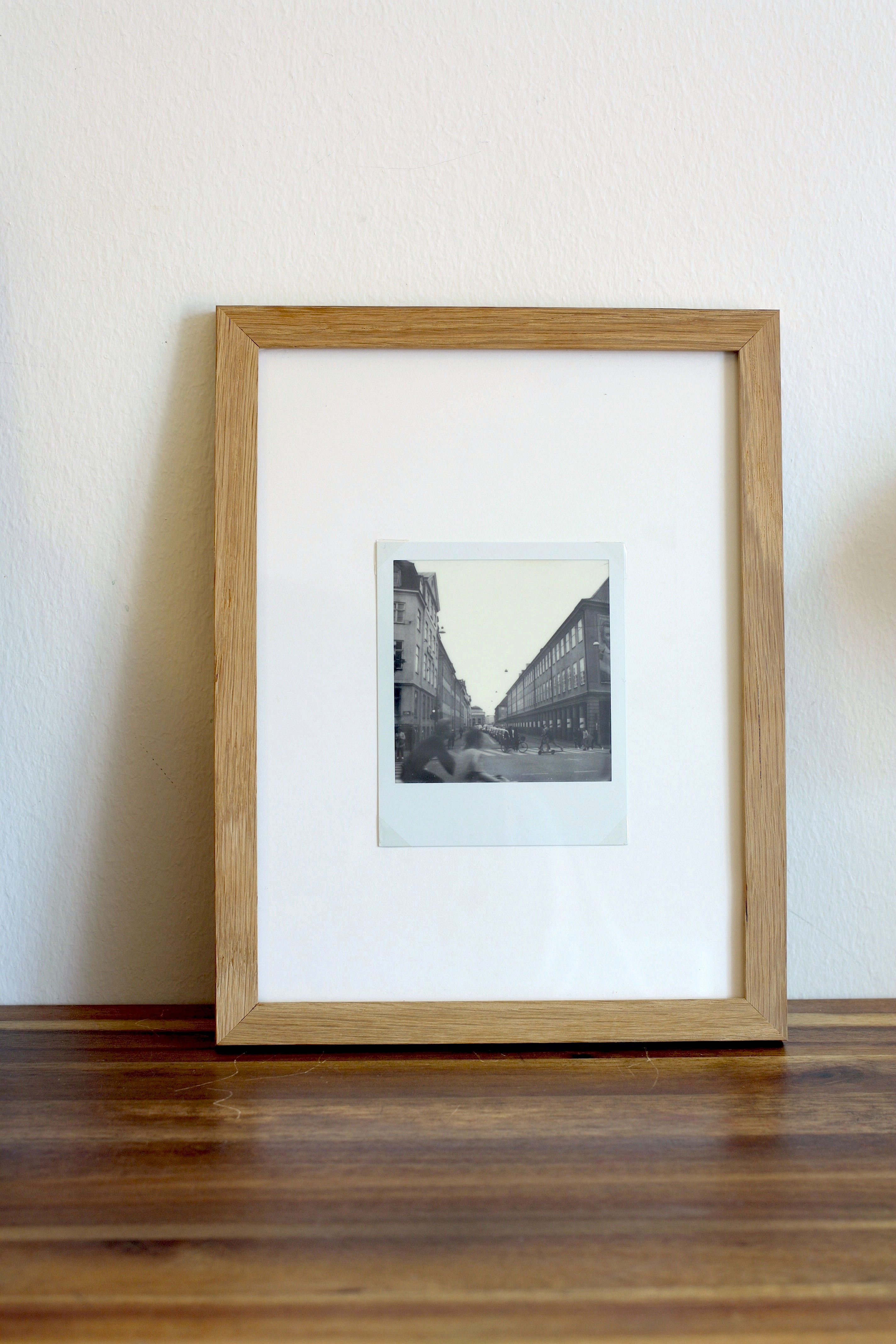 fotografier, æstetiske, grafiske, landskab, monokrome, arkitektur, hverdagsliv, bevægelse, mennesker, himmel, transportmidler, beige, sorte, hvide, fotos, arkitektoniske, cykler, sort-hvide, bygninger, biler, byer, samtidskunst, københavn, dansk, dag, dekorative, huse, moderne, moderne-kunst, nordisk, udendørs, retro, skandinavisk, firkantet, urban, vinduer, Køb original kunst og kunstplakater. Malerier, tegninger, limited edition kunsttryk & plakater af dygtige kunstnere.