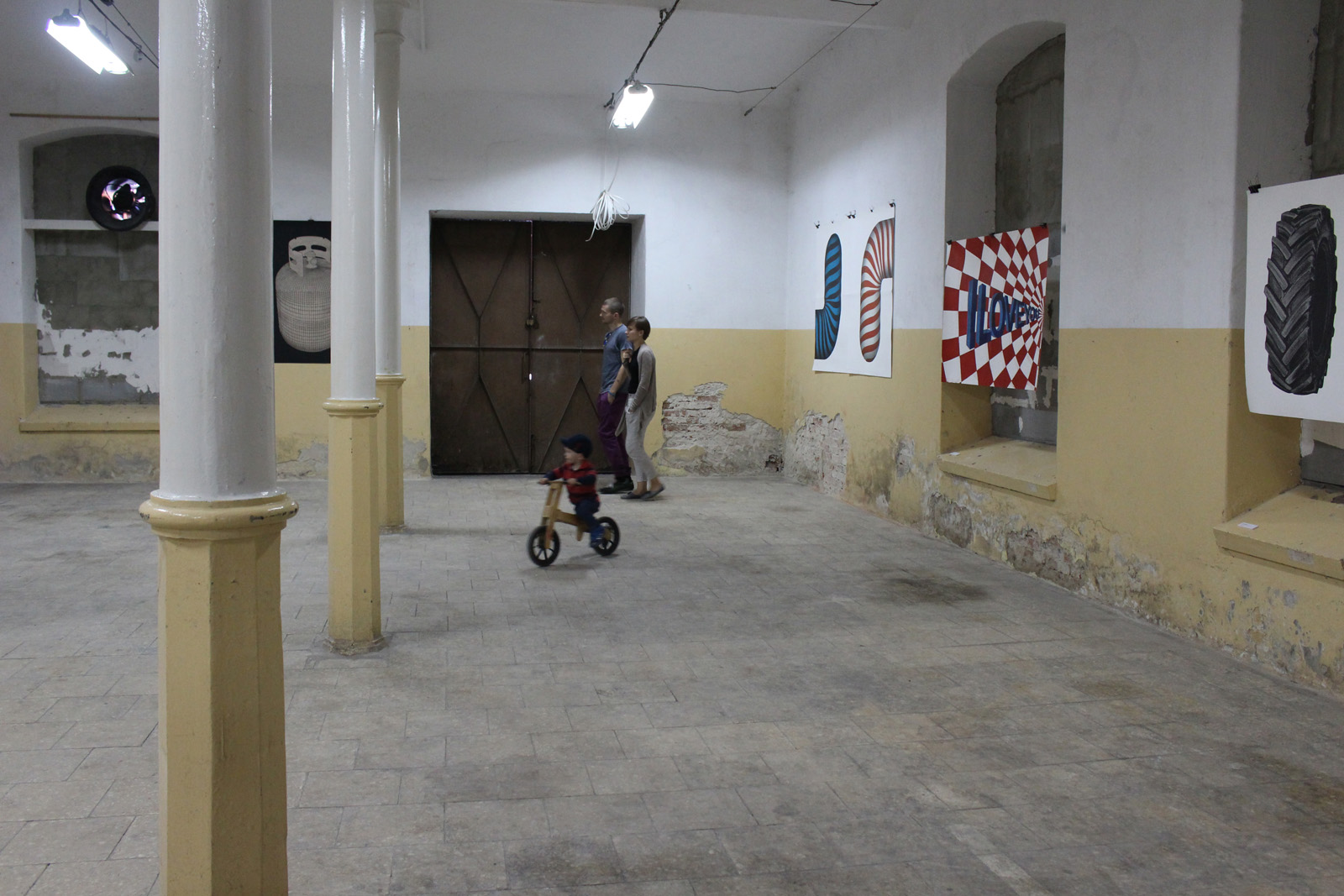 Gauss - 140 x 100 cm. Limited edition linoleumstryk af Marta Banaszak GAS CYLINDER linocut_exhibition