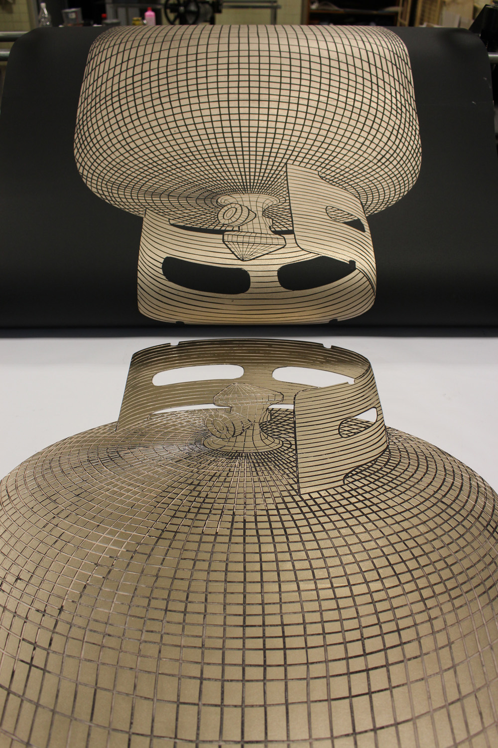 Gauss - 140 x 100 cm. Limited edition linoleumstryk af Marta Banaszak GAS CYLINDER linocut_printing process