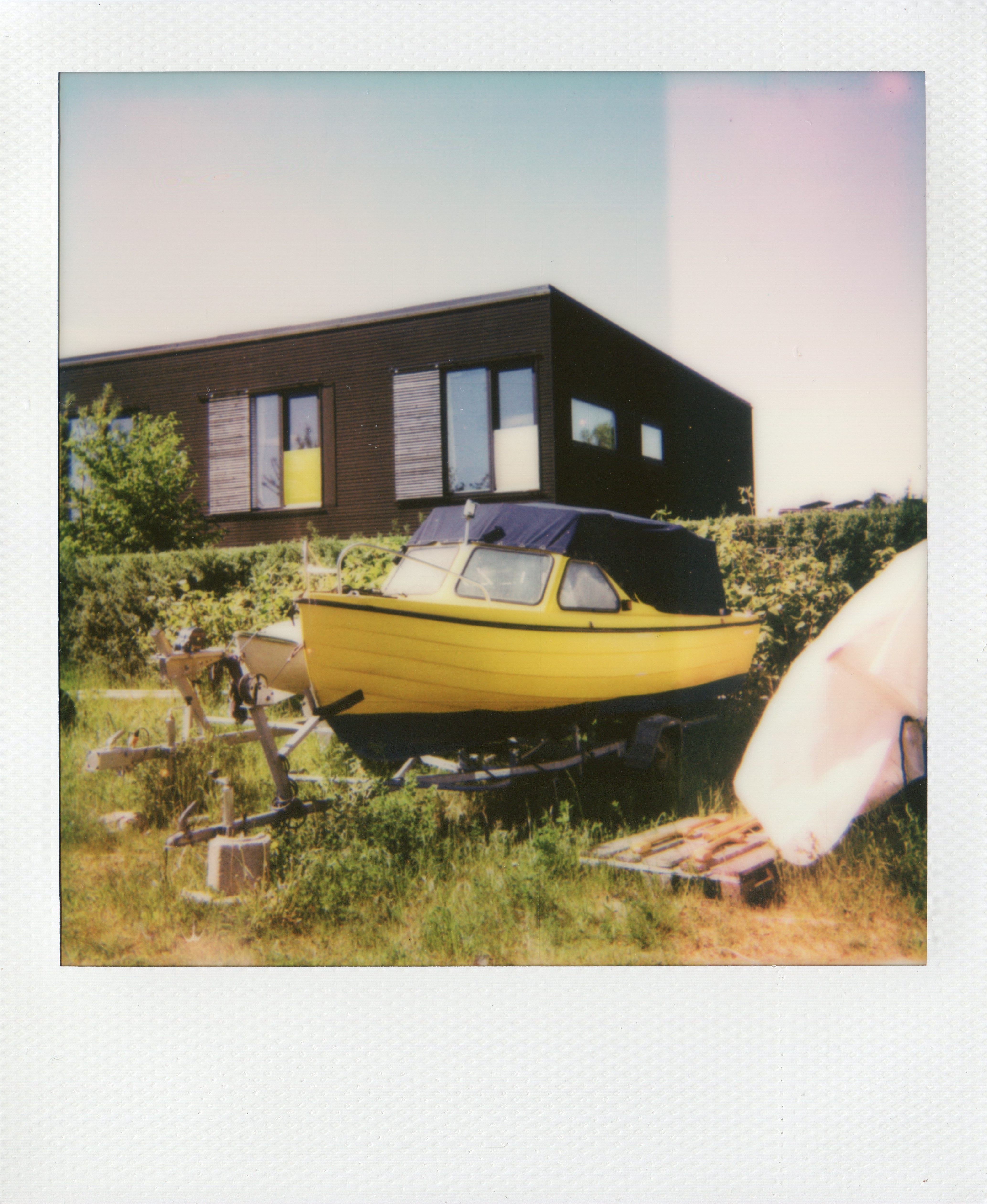 fotografier, farverige, grafiske, landskab, still-life, arkitektur, hverdagsliv, stemninger, natur, havet, sejlads, himmel, sorte, blå, grønne, gule, fotos, atmosfære, smukke, både, samtidskunst, københavn, dansk, dag, design, detaljerigt, huse, moderne-kunst, nordisk, udendørs, skandinavisk, skibe, firkantet, sommer, sol, rolige, fartøjer, vinduer, Køb original kunst og kunstplakater. Malerier, tegninger, limited edition kunsttryk & plakater af dygtige kunstnere.