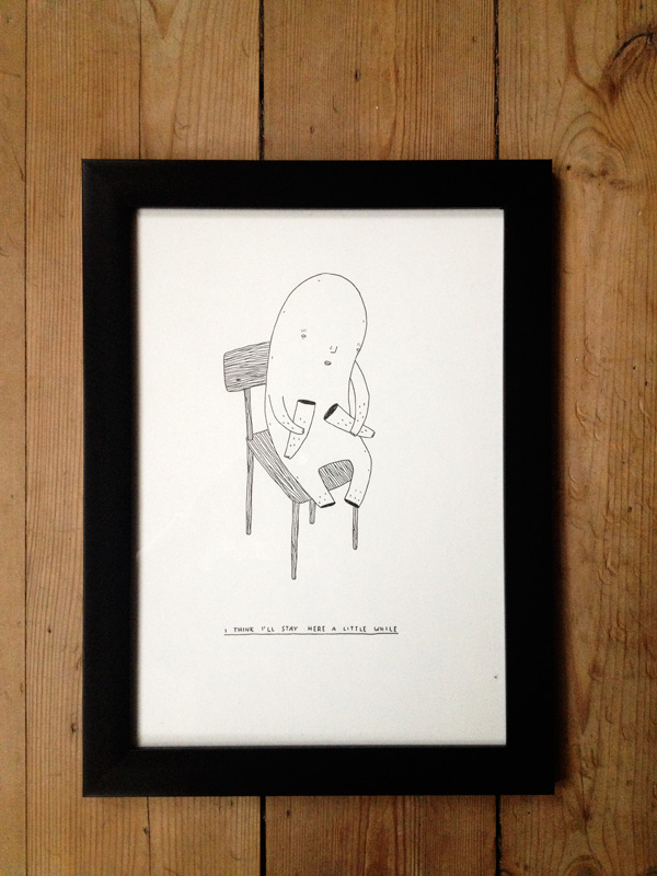 Kunst udstilling, I think I will stay here a little while - 30 x 21. En original illustration af My Buemann. Illustrationen er indrammet i en sort træramme. Sort hvid illustrationer perfekt til hjemmet bolig indretning, original kunst, gave ide, gallerier, dygtige kunstnere, tegnere