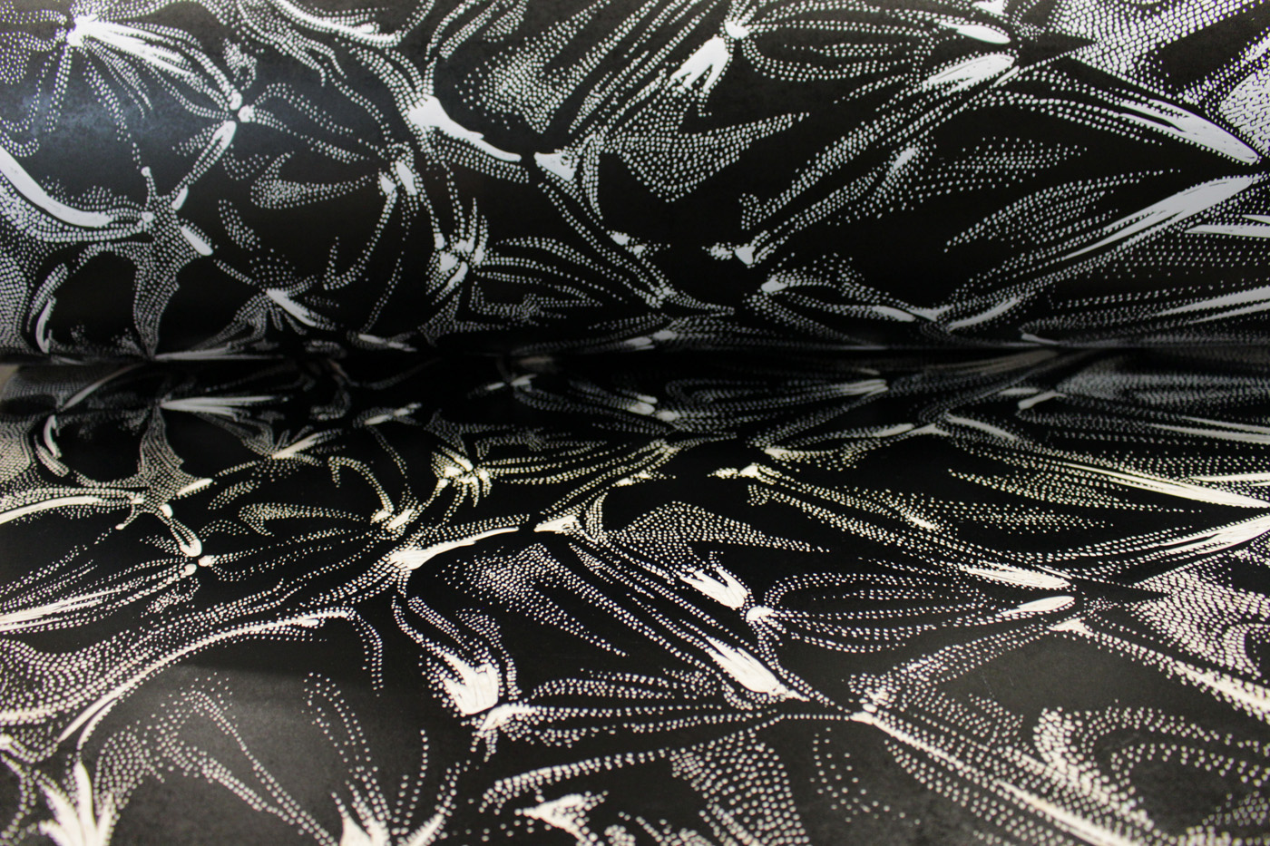 Ferrofluid - 70 x 100 cm. Limited edition linoleumstryk af Marta Banaszak FERROFLUID linocut_printing process