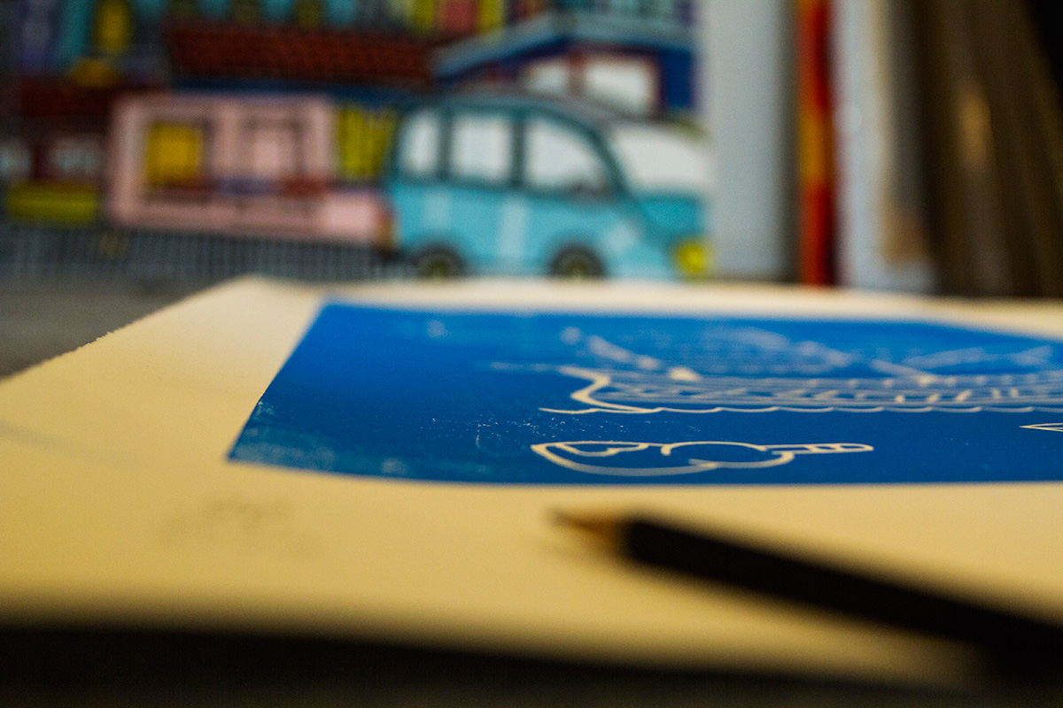 Flying Dutchman | Kunsttryk, Linoleumstryk | Mormor | Beauton Art Gallery kunsttryk, linoleumstryk, figurative, pop, havet, sejlads, transportmidler, blå, hvide, papir, både, samtidskunst, dansk, dekorative, design, interiør, bolig-indretning, moderne, moderne-kunst, nordisk, plakater, skandinavisk, street-art, fartøjer, vand, Køb original kunst og kunstplakater. Malerier, tegninger, limited edition kunsttryk & plakater af dygtige kunstnere.