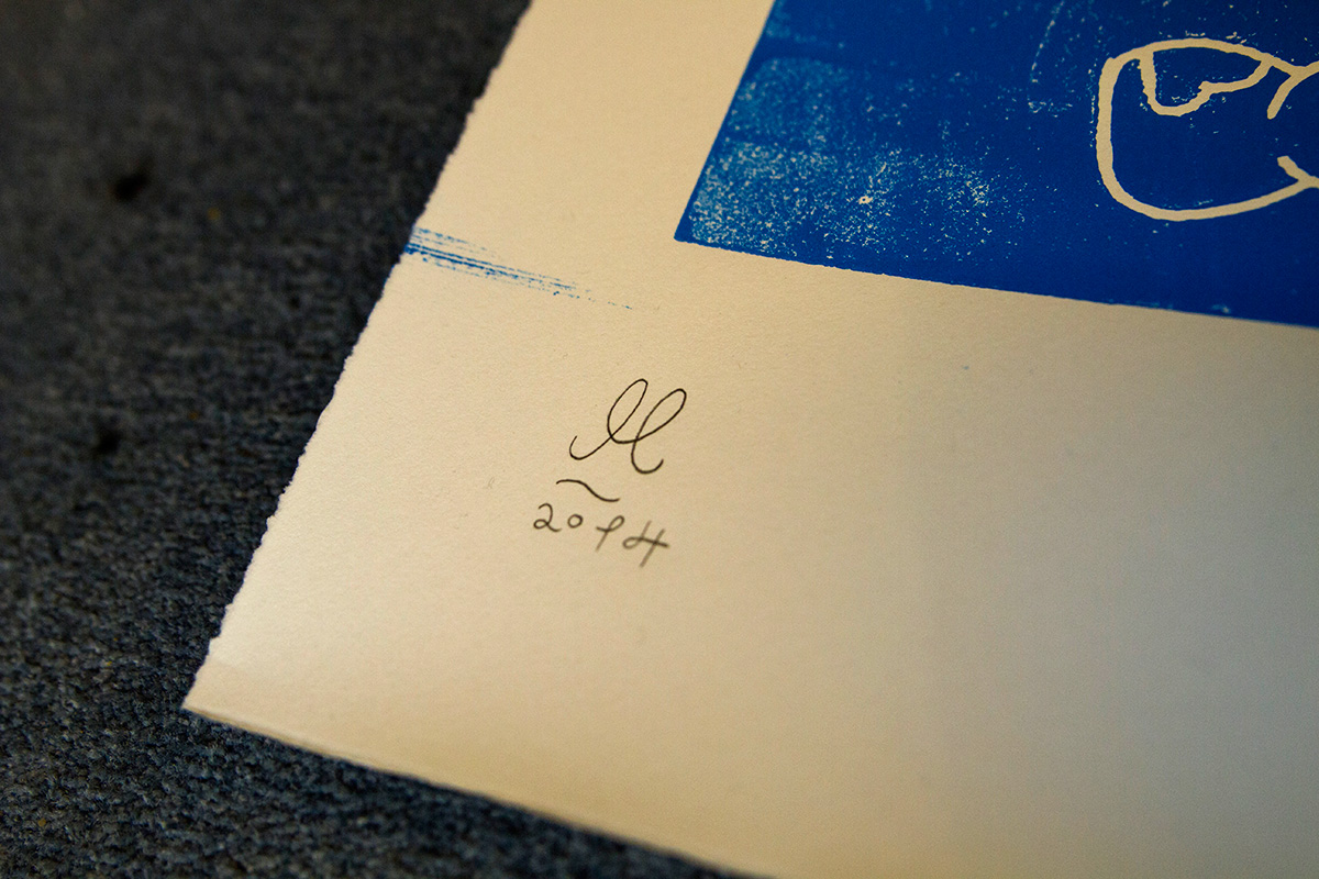 Flying Dutchman | Kunsttryk, Linoleumstryk | Mormor | Beauton Art Gallery kunsttryk, linoleumstryk, figurative, pop, havet, sejlads, transportmidler, blå, hvide, papir, både, samtidskunst, dansk, dekorative, design, interiør, bolig-indretning, moderne, moderne-kunst, nordisk, plakater, skandinavisk, street-art, fartøjer, vand, Køb original kunst og kunstplakater. Malerier, tegninger, limited edition kunsttryk & plakater af dygtige kunstnere.