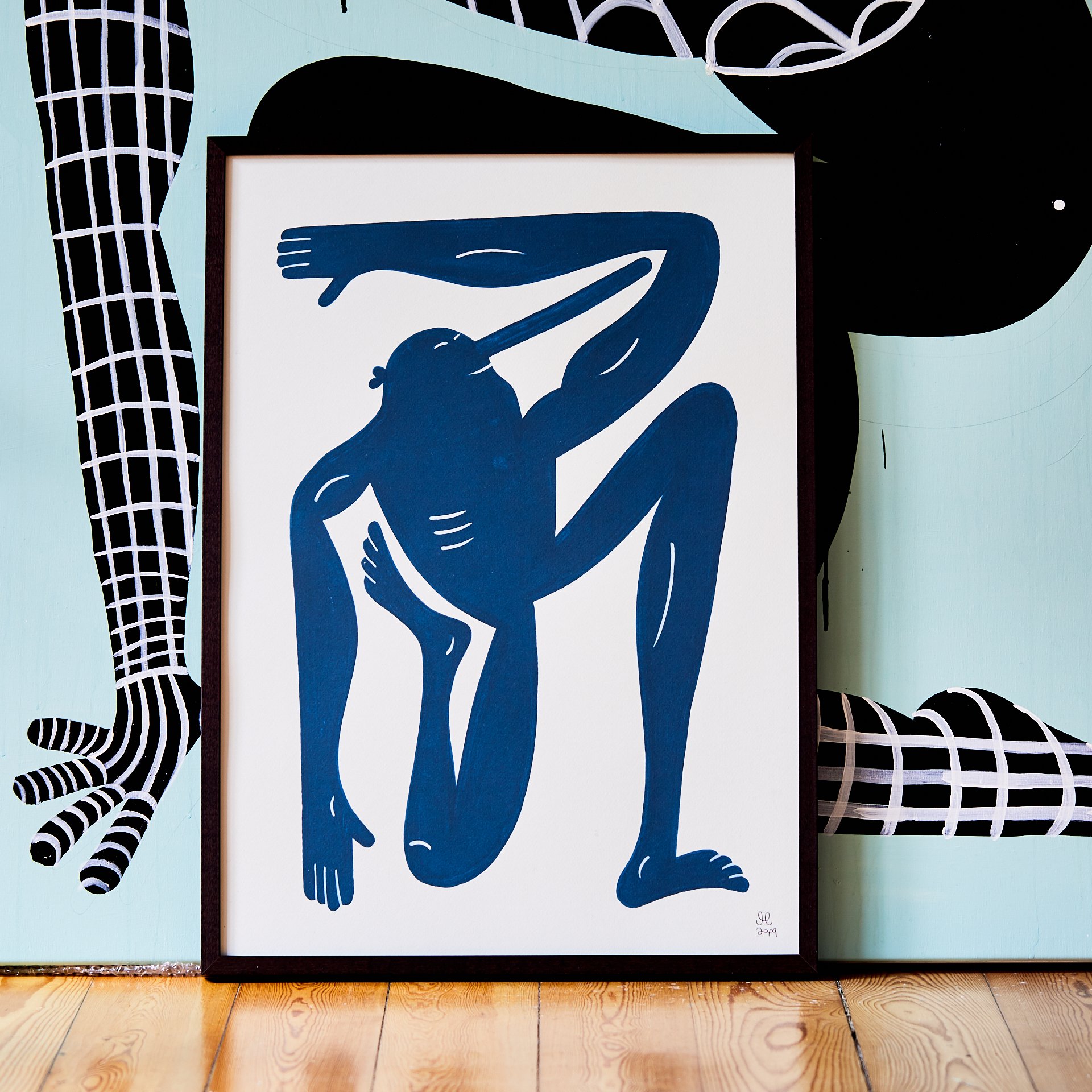 Yoga Exercise RN II - Blue | Kunsttryk, Gicleé | Mormor | Beauton Art Gallery kunsttryk, gicleé, børnevenlige, grafiske, illustrative, monokrome, pop, kroppe, hverdagsliv, humor, bevægelse, mennesker, blå, hvide, blæk, papir, sjove, samtidskunst, københavn, dansk, design, interiør, bolig-indretning, moderne, moderne-kunst, nordisk, plakater, tryk, skandinavisk, Køb original kunst og kunstplakater. Malerier, tegninger, limited edition kunsttryk & plakater af dygtige kunstnere.