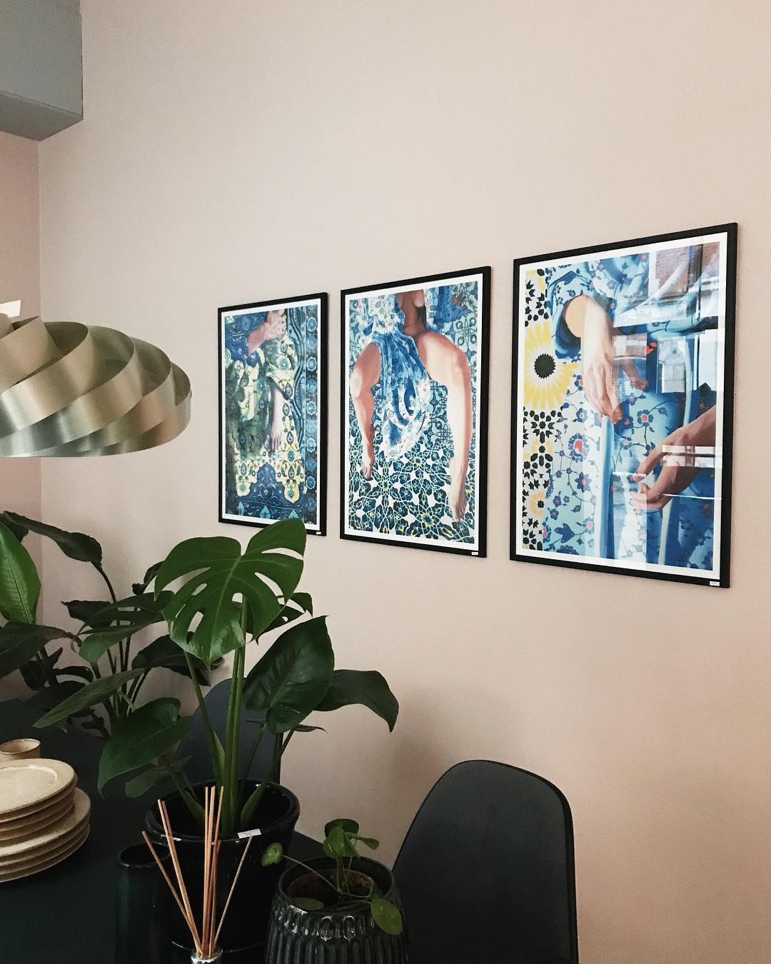 plakater-posters-kunsttryk, giclee-tryk, æstetiske, figurative, kroppe, botanik, mønstre, seksualitet, beige, blå, hvide, gule,  bomuldslærred, olie, arkitektoniske, dansk, design, erotiske, kvindelig, interiør, bolig-indretning, naturlig, naturealistiske, nordisk, planter, romantiske, skandinavisk, seksuel, kvinder, Køb original kunst og kunstplakater. Malerier, tegninger, limited edition kunsttryk & plakater af dygtige kunstnere.