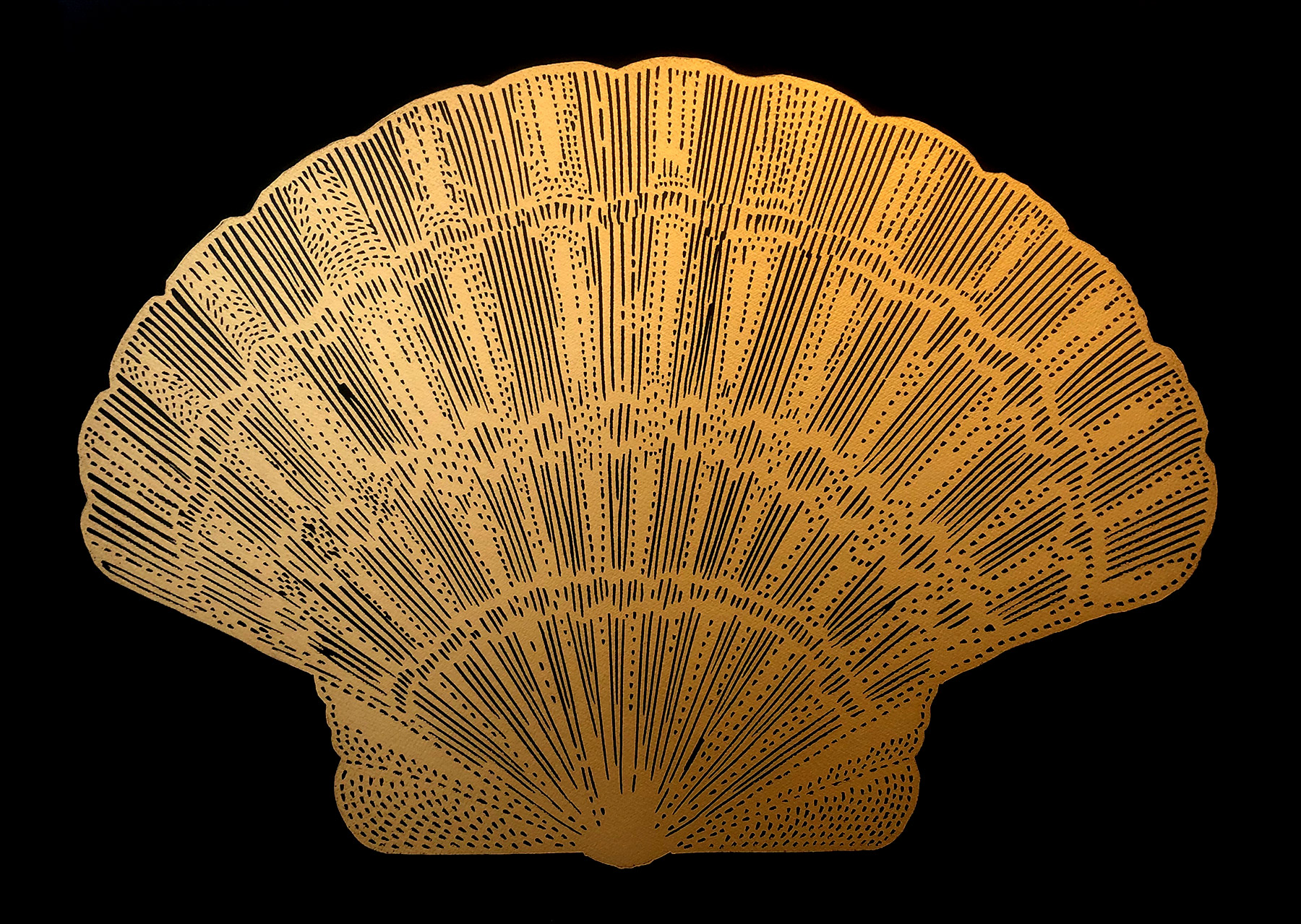 Musling Seashell (Sort/Guld) | Plakater-posters-kunsttryk, Linoleumstryk | Monika Petersen | Håndlavet linoleumstryk af Monika PetersenPapirstørrelse: 70x50cmÉn farve Lino Print (GULD)Trykt på 200 gram Fabriano-sand i kunstnerstudiet i København.Underskrevet og dateret.Ramme ikke inkluderet.Pakket og sendt i et robust postrør.Alle Lino-udskrifter udskrives manuelt, og på grund af dette vil hvert tryk variere lidt i farvetæthed. | Beauton Art Gallery plakater-posters-kunsttryk, linoleumstryk, æstetiske, figurative, grafiske, illustrative, still-life, botanik, natur, havet, mønstre, sejlads, sorte, guld, akryl, papir, smukke, samtidskunst, dansk, dekorative, design, blomster, interiør, bolig-indretning, moderne, moderne-kunst, nordisk, planter, plakater, flotte, tryk, skandinavisk, Køb original kunst og kunstplakater. Malerier, tegninger, limited edition kunsttryk & plakater af dygtige kunstnere.