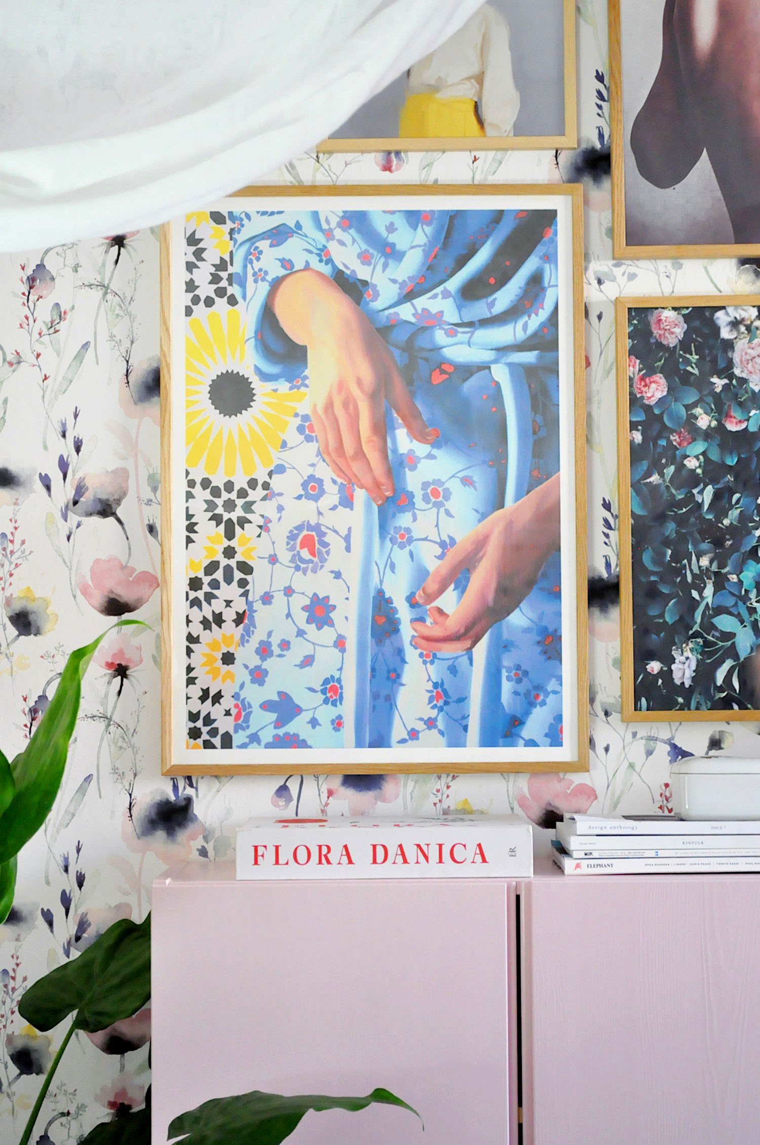Act of Pattern, Studium | Plakater-posters-kunsttryk, Giclee-tryk | Aleksandra Kalisz | Beauton Art Gallery plakater-posters-kunsttryk, giclee-tryk, farverige, figurative, grafiske, portræt, kroppe, mønstre, religion, beige, blå, røde, hvide, gule, blæk, papir, smukke, samtidskunst, dansk, dekorative, design, kvindelig, blomster, interiør, bolig-indretning, kærlighed, naturlig, naturealistiske, nordisk, romantiske, skandinavisk, levende, kvinder, Køb original kunst og kunstplakater. Malerier, tegninger, limited edition kunsttryk & plakater af dygtige kunstnere.