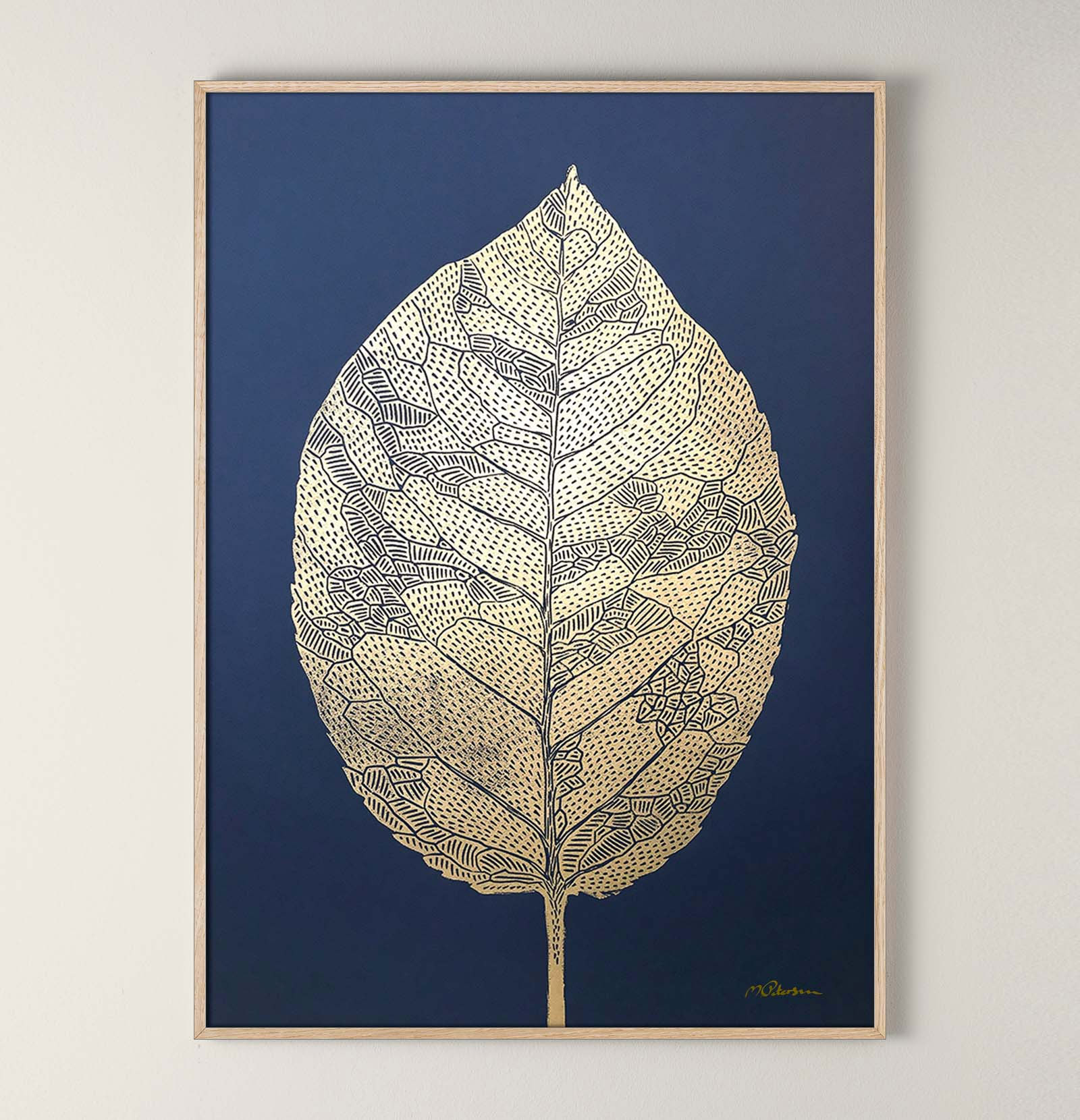 Birk Blad (Gold/Indigo) | Plakater-posters-kunsttryk, Linoleumstryk | Monika Petersen | Limited edition linoleumstryk af Monika Petersen
Papirstørrelse: 50x70cm
Et farvet håndlavet linoleumstryk (Guld)
Trykt på 250 gram Fabriano-papir i kunstnerstudiet i København.
Ramme ikke inkluderet.
Pakket og sendt i et robust postrør.
Alle Lino-udskrifter udskrives manuelt, og på grund af dette vil hvert tryk variere lidt i farvetæthed. | Beauton Art Gallery plakater-posters-kunsttryk, linoleumstryk, æstetiske, figurative, grafiske, illustrative, minimalistiske, botanik, natur, guld, grønne, akryl, papir, dansk, dekorative, design, blomster, interiør, bolig-indretning, nordisk, planter, plakater, flotte, skandinavisk, Køb original kunst og kunstplakater. Malerier, tegninger, limited edition kunsttryk & plakater af dygtige kunstnere.