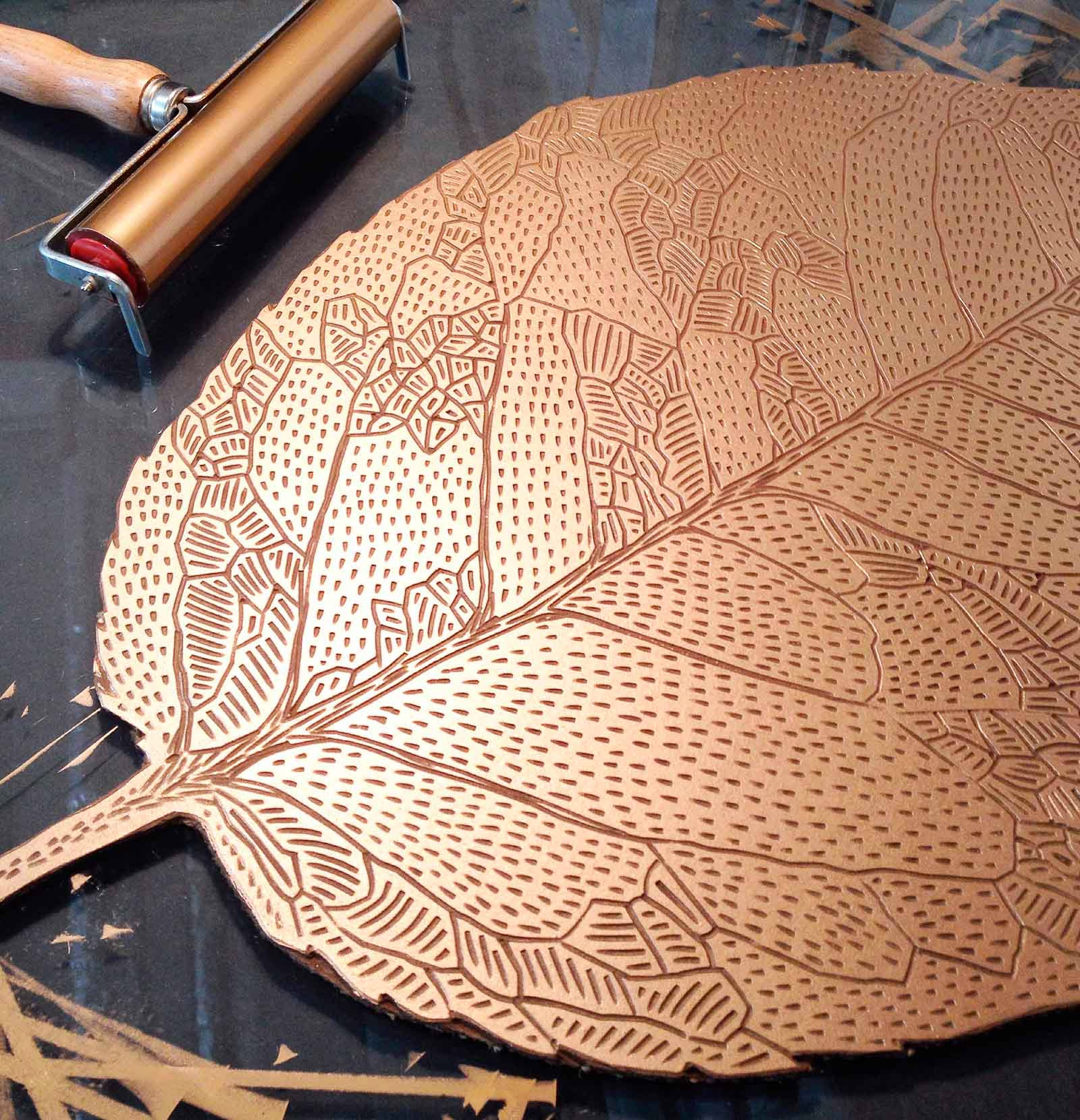 Birk Blad (Gold/Indigo) | Plakater-posters-kunsttryk, Linoleumstryk | Monika Petersen | Limited edition linoleumstryk af Monika Petersen
Papirstørrelse: 50x70cm
Et farvet håndlavet linoleumstryk (Guld)
Trykt på 250 gram Fabriano-papir i kunstnerstudiet i København.
Ramme ikke inkluderet.
Pakket og sendt i et robust postrør.
Alle Lino-udskrifter udskrives manuelt, og på grund af dette vil hvert tryk variere lidt i farvetæthed. | Beauton Art Gallery plakater-posters-kunsttryk, linoleumstryk, æstetiske, figurative, grafiske, illustrative, minimalistiske, botanik, natur, guld, grønne, akryl, papir, dansk, dekorative, design, blomster, interiør, bolig-indretning, nordisk, planter, plakater, flotte, skandinavisk, Køb original kunst og kunstplakater. Malerier, tegninger, limited edition kunsttryk & plakater af dygtige kunstnere.