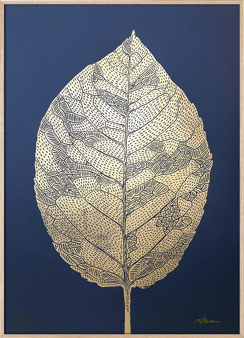 Birk Blad (Gold/Indigo) | Plakater-posters-kunsttryk, Linoleumstryk | Monika Petersen | Limited edition linoleumstryk af Monika Petersen
Papirstørrelse: 50x70cm
Et farvet håndlavet linoleumstryk (Guld)
Trykt på 250 gram Fabriano-papir i kunstnerstudiet i København.
Ramme ikke inkluderet.
Pakket og sendt i et robust postrør.
Alle Lino-udskrifter udskrives manuelt, og på grund af dette vil hvert tryk variere lidt i farvetæthed. | Beauton Art Gallery plakater-posters-kunsttryk, linoleumstryk, æstetiske, figurative, grafiske, illustrative, minimalistiske, botanik, natur, guld, grønne, akryl, papir, dansk, dekorative, design, blomster, interiør, bolig-indretning, nordisk, planter, plakater, flotte, skandinavisk, Køb original kunst og kunstplakater. Malerier, tegninger, limited edition kunsttryk & plakater af dygtige kunstnere.