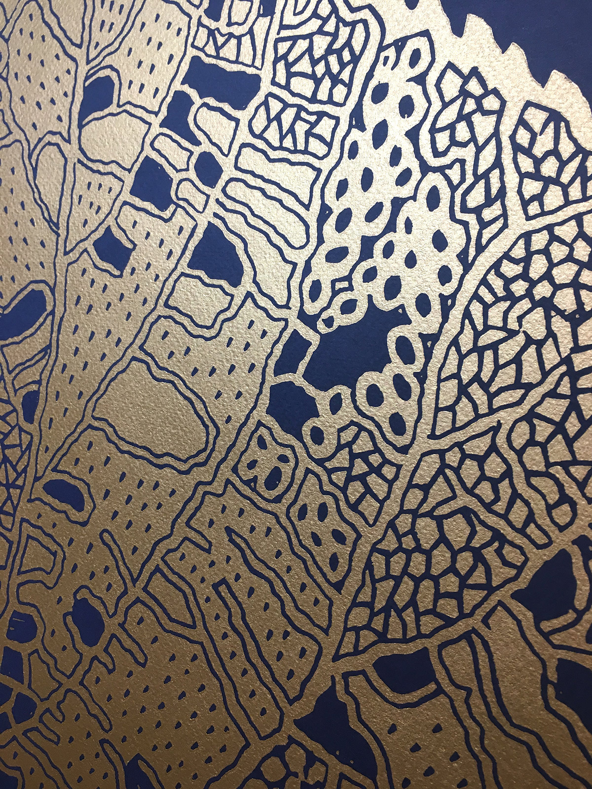plakater-posters-kunsttryk, linoleumstryk, æstetiske, figurative, grafiske, illustrative, monokrome, still-life, botanik, natur, mønstre, blå, guld, akryl, papir, smukke, samtidskunst, dansk, dekorative, design, blomster, interiør, bolig-indretning, moderne, moderne-kunst, nordisk, planter, plakater, flotte, skandinavisk, Køb original kunst og kunstplakater. Malerier, tegninger, limited edition kunsttryk & plakater af dygtige kunstnere.